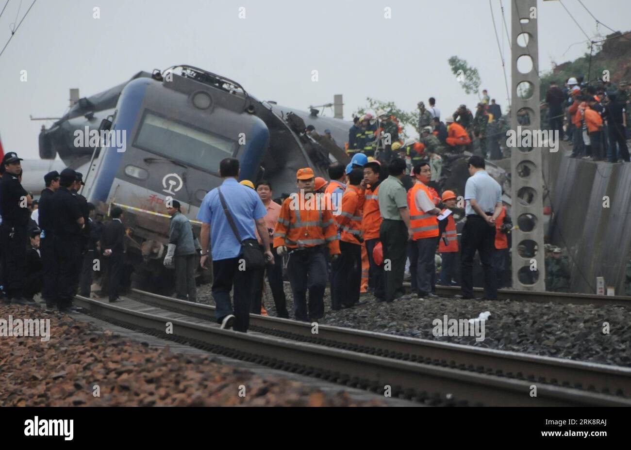 Bildnummer: 54070697  Datum: 23.05.2010  Copyright: imago/Xinhua (100523) -- DONGXIANG, May 23, 2010 (Xinhua) -- Rescuers work at the site where a passenger train derailed in Dongxiang County, east China s Jiangxi Province, May 23, 2010. At least three were killed, 10 more injured in Dongxiang when a passenger train derailed after being hit by landslides at Sunday dawn, authorities said. (Xinhua/Chen Chunyuan) (jl) CHINA-JIANGXI-TRAIN-ACCIDENT (CN) PUBLICATIONxNOTxINxCHN Verkehr Bahn Unglück kbdig xkg 2010 quer premiumd xint o0 Zugunglück Entgleisung entgleisen entgleist Rettungsarbeiten    Bi Stock Photo