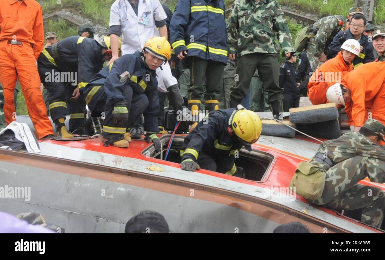 Bildnummer: 54070694  Datum: 23.05.2010  Copyright: imago/Xinhua (100523) -- DONGXIANG, May 23, 2010 (Xinhua) -- Rescuers work at the site where a passenger train derailed in Dongxiang County, east China s Jiangxi Province, May 23, 2010. At least three were killed, 10 more injured in Dongxiang when a passenger train derailed after being hit by landslides at Sunday dawn, authorities said. (Xinhua/Chen Chunyuan) (jl) CHINA-JIANGXI-TRAIN-ACCIDENT (CN) PUBLICATIONxNOTxINxCHN Verkehr Bahn Unglück kbdig xkg 2010 quer premiumd xint o0 Zugunglück Entgleisung entgleisen entgleist Rettungsarbeiten Feuer Stock Photo
