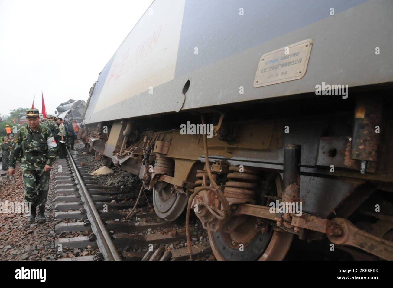 Bildnummer: 54070696  Datum: 23.05.2010  Copyright: imago/Xinhua (100523) -- DONGXIANG, May 23, 2010 (Xinhua) -- Photo taken on May 23, 2010 shows the derailed passenger train in Dongxiang County, east China s Jiangxi Province. At least three were killed, 10 more injured in Dongxiang when a passenger train derailed after being hit by landslides at Sunday dawn, authorities said. (Xinhua/Shen Yang) (jl) CHINA-JIANGXI-TRAIN-ACCIDENT (CN) PUBLICATIONxNOTxINxCHN Verkehr Bahn Unglück kbdig xkg 2010 quer premiumd xint o0 Zugunglück Entgleisung entgleisen entgleist Rettungsarbeiten Militär Soldat    B Stock Photo