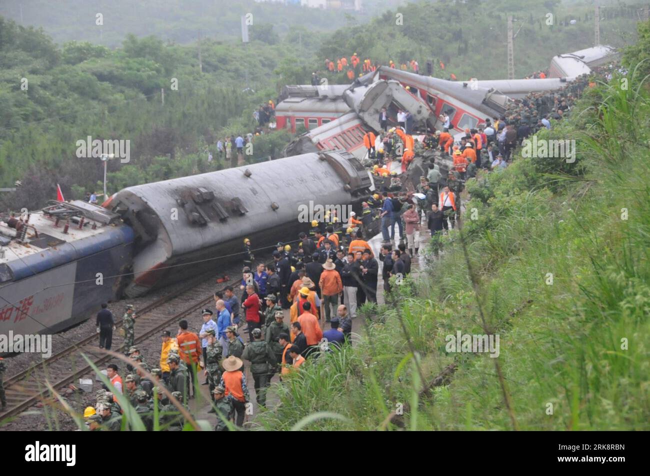 Bildnummer: 54070693  Datum: 23.05.2010  Copyright: imago/Xinhua (100523) -- DONGXIANG, May 23, 2010 (Xinhua) -- Rescuers work at the site where a passenger train derailed in Dongxiang County, east China s Jiangxi Province, May 23, 2010. At least three were killed, 10 more injured in Dongxiang when a passenger train derailed after being hit by landslides at Sunday dawn, authorities said. (Xinhua/Chen Chunyuan) (jl) CHINA-JIANGXI-TRAIN-ACCIDENT (CN) PUBLICATIONxNOTxINxCHN Verkehr Bahn Unglück kbdig xkg 2010 quer premiumd xint o0 Zugunglück Totale Entgleisung entgleisen entgleist    Bildnummer 5 Stock Photo