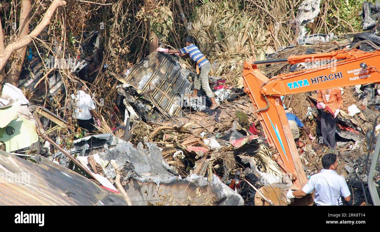Bildnummer: 54072364  Datum: 24.05.2010  Copyright: imago/Xinhua (100524) -- MANGALORE, May 24, 2010 (Xinhua) -- work at the scene of the air crash in Mangalore, southern Indian state of Karnataka, May 24, 2010. More than two days after an Air India Express passenger airliner crashed while landing at Mangalore airport, mystery still shrouds over what actually led to the early morning accident which claimed the lives of 158 people. (Xinhua)(zx) (3)INDIA-AIR INDIA EXPRESS-CRASH PUBLICATIONxNOTxINxCHN Gesellschaft Absturz Flugzeug Flugzeugabsturz Absturzstelle Unglück premiumd xint kbdig xsk 2010 Stock Photo
