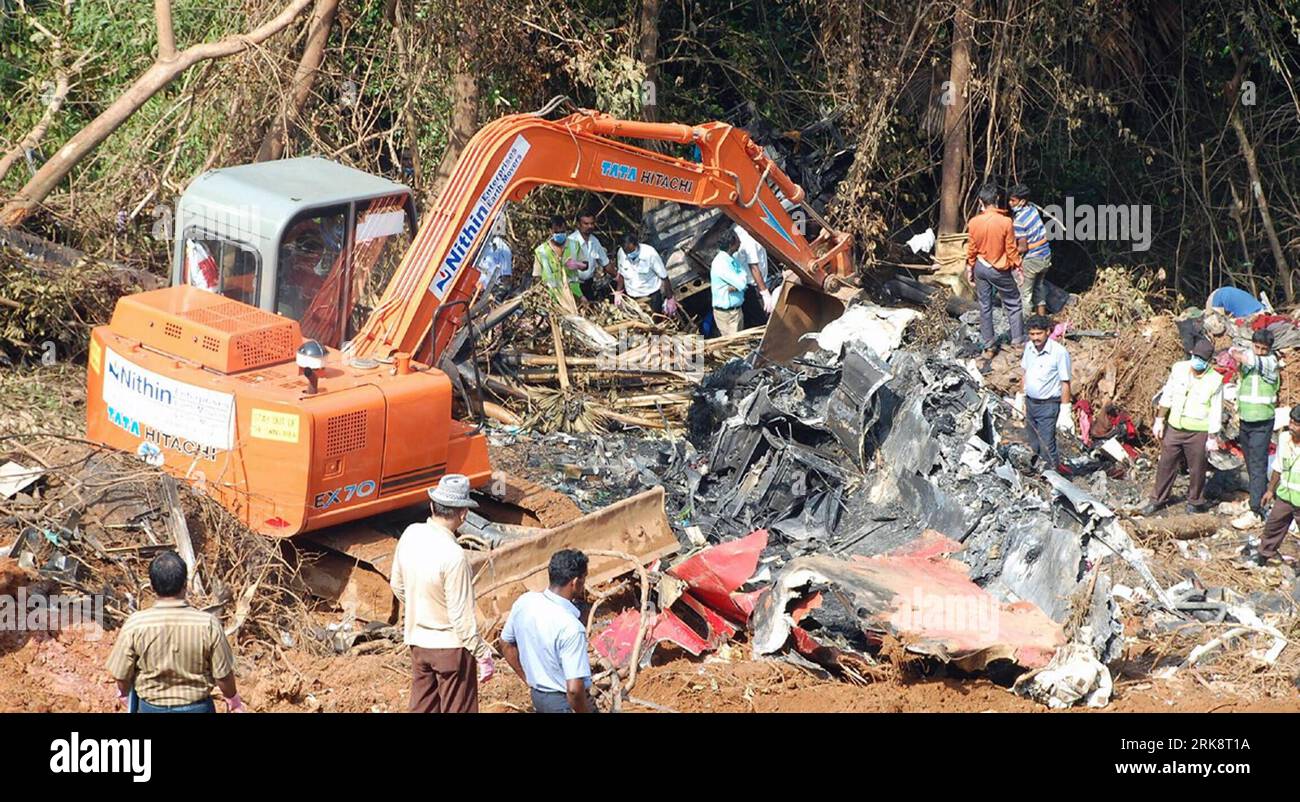 Bildnummer: 54072363  Datum: 24.05.2010  Copyright: imago/Xinhua (100524) -- MANGALORE, May 24, 2010 (Xinhua) -- work at the scene of the air crash in Mangalore, southern Indian state of Karnataka, May 24, 2010. More than two days after an Air India Express passenger airliner crashed while landing at Mangalore airport, mystery still shrouds over what actually led to the early morning accident which claimed the lives of 158 people. (Xinhua)(zx) (2)INDIA-AIR INDIA EXPRESS-CRASH PUBLICATIONxNOTxINxCHN Gesellschaft Absturz Flugzeug Flugzeugabsturz Absturzstelle Unglück premiumd xint kbdig xsk 2010 Stock Photo