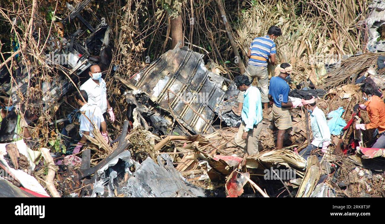 Bildnummer: 54072362  Datum: 24.05.2010  Copyright: imago/Xinhua (100524) -- MANGALORE, May 24, 2010 (Xinhua) -- work at the scene of the air crash in Mangalore, southern Indian state of Karnataka, May 24, 2010. More than two days after an Air India Express passenger airliner crashed while landing at Mangalore airport, mystery still shrouds over what actually led to the early morning accident which claimed the lives of 158 people. (Xinhua)(zx) (1)INDIA-AIR INDIA EXPRESS-CRASH PUBLICATIONxNOTxINxCHN Gesellschaft Absturz Flugzeug Flugzeugabsturz Absturzstelle Unglück premiumd xint kbdig xsk 2010 Stock Photo