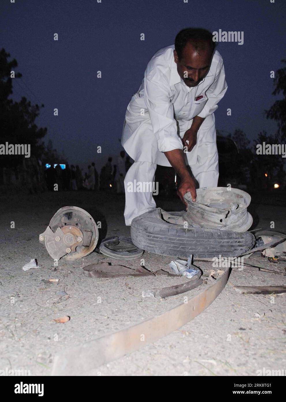 Bildnummer: 54073890  Datum: 24.05.2010  Copyright: imago/Xinhua A man checks the debris of a vehicle damaged in a blast in southwestern Pakistani city of Quetta on May 24, 2010. At least two were killed and nine others were injured in an explosion that took place on the airport road in Quetta on late Monday night. (Xinhua/Iqbal Hussain) (zl) (4)PAKISTAN-QUETTA-BLAST PUBLICATIONxNOTxINxCHN premiumd xint Gesellschaft Unglück Explosion kbdig xdp 2010 hoch    Bildnummer 54073890 Date 24 05 2010 Copyright Imago XINHUA a Man Checks The debris of a Vehicle damaged in a Blast in South Western Pakista Stock Photo