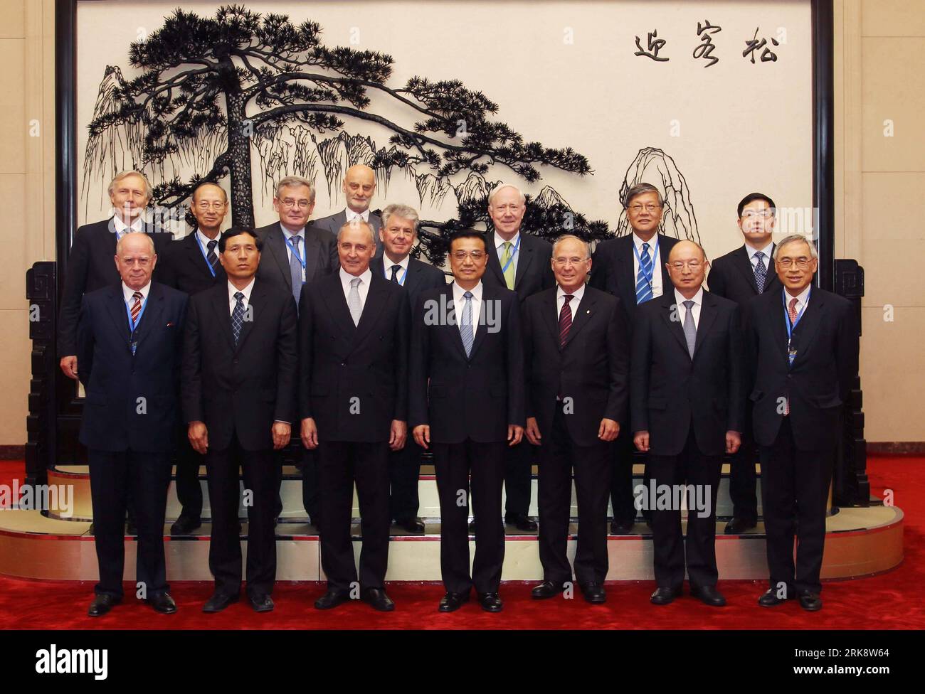 Front row) Chinese Premier Li Qiang (3rd from R), Yohei Kono (3rd
