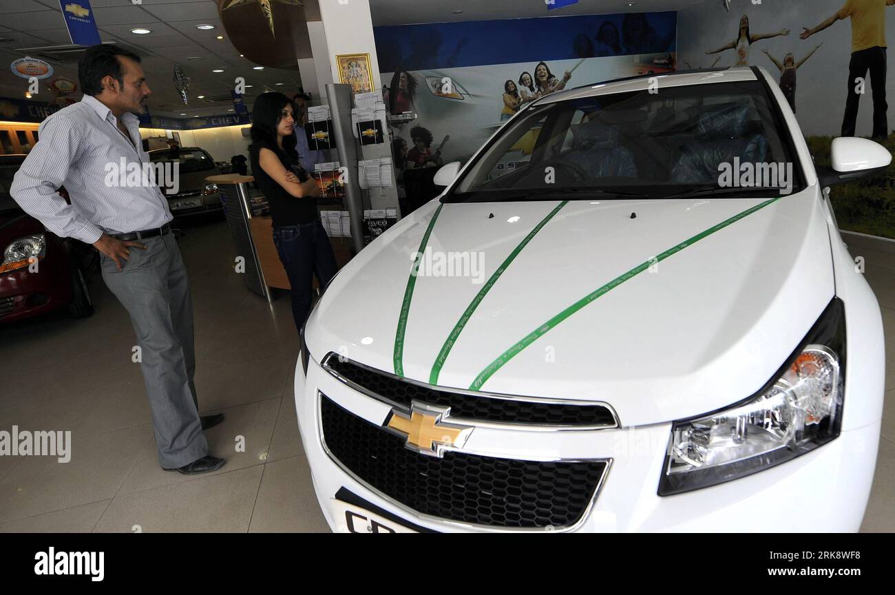 Bildnummer: 54078990 Datum: 26.05.2010 Copyright: imago/Xinhua (100526) --  NEW DELHI, May 26, 2010 (Xinhua) -- stand by a Chevrolet at a car dealer in  New Delhi, capital of India, May 26, 2010.