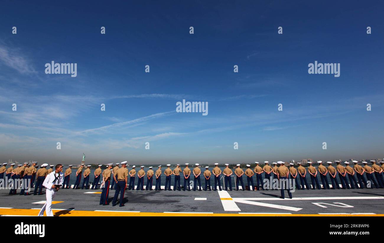 Bildnummer: 54079821  Datum: 26.05.2010  Copyright: imago/Xinhua (100526) -- NEW YORK, May 26, 2010 (Xinhua) -- U.S. Navy and Marine Corps personnel stand at the rails of the USS Iwo Jima as the amphibious assault ship passes the Statue of Liberty while entering the New York Harbor for Fleet Week in New York, the United States, May 26, 2010. The 23rd annual New York Fleet Week kicked off on the Hudson River Wednesday morning. (Xinhua/Liu Xin) (19)US-NEW YORK-FLEET WEEK PUBLICATIONxNOTxINxCHN Gesellschaft Militär Marine Flottenwoche Flotte Marine kbdig xsk 2010 quer    Bildnummer 54079821 Date Stock Photo