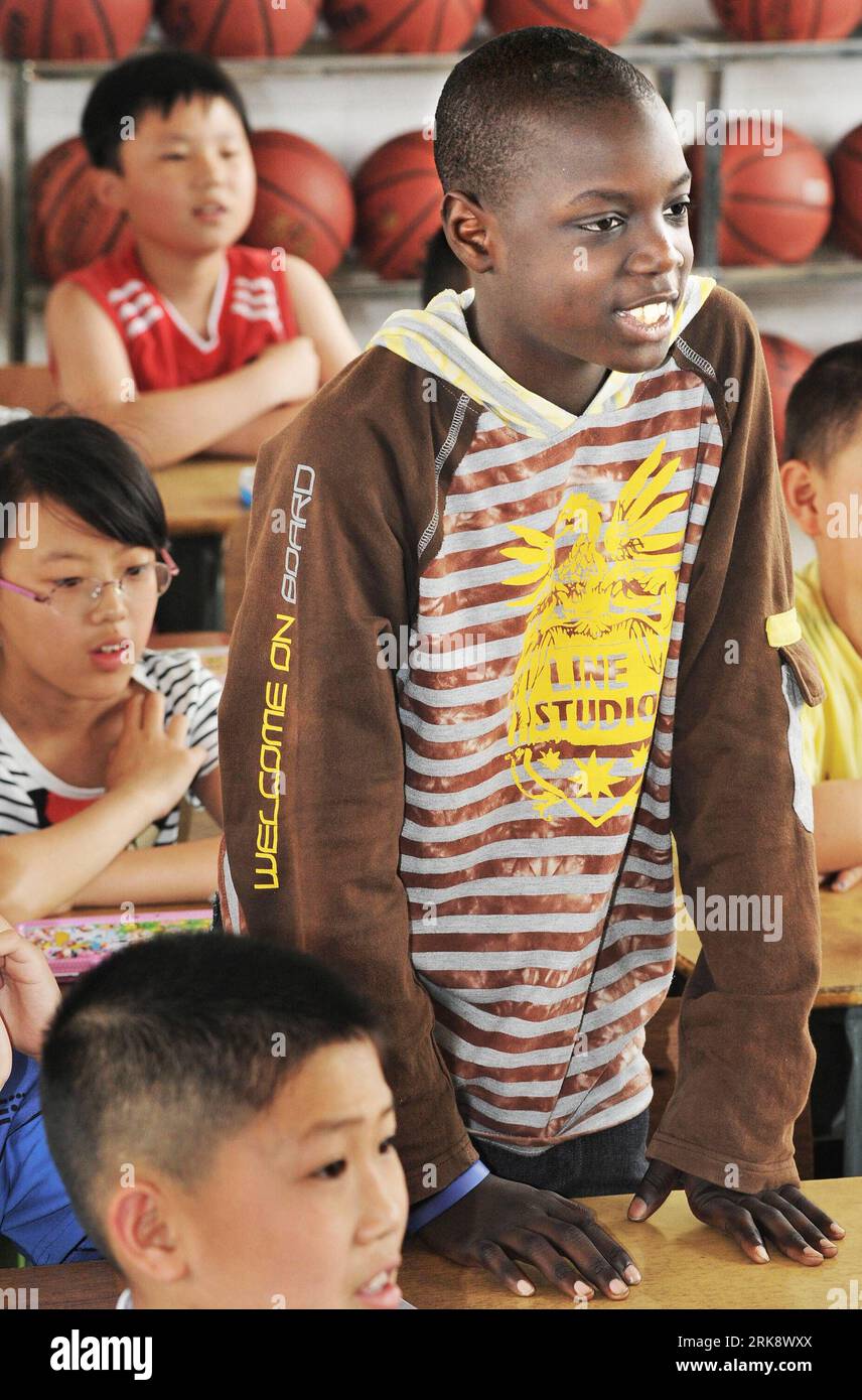 Bildnummer: 54080503  Datum: 26.05.2010  Copyright: imago/Xinhua (100527) -- YIWU, May 27, 2010 (Xinhua) -- Muhammed answers a question at school, in Yiwu, east China s Zhejiang Province, May 26, 2010. Muhammed, 11 years old, and his sister Kichh, 8 years old, came to Yiwu 5 years ago with their parents who run businesses here. They entered a local school successively in 2007 and 2008, and they are very fond of Chinese culture. (Xinhua/Tan Jin) (lyi) (8)CHINA-YIWU-SENEGALESE CHILDREN (CN) PUBLICATIONxNOTxINxCHN kbdig xkg 2010 hoch o0 Gesellschaft Land Leute o00 Einwanderer, Kind    Bildnummer Stock Photo