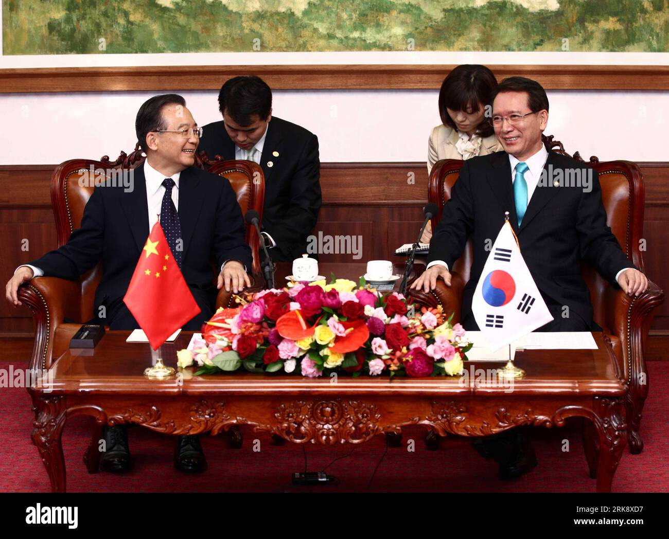 FLOWER 28 MAY 2010 - SEOUL, SOUTH KOREA : Chinese Premier Wen