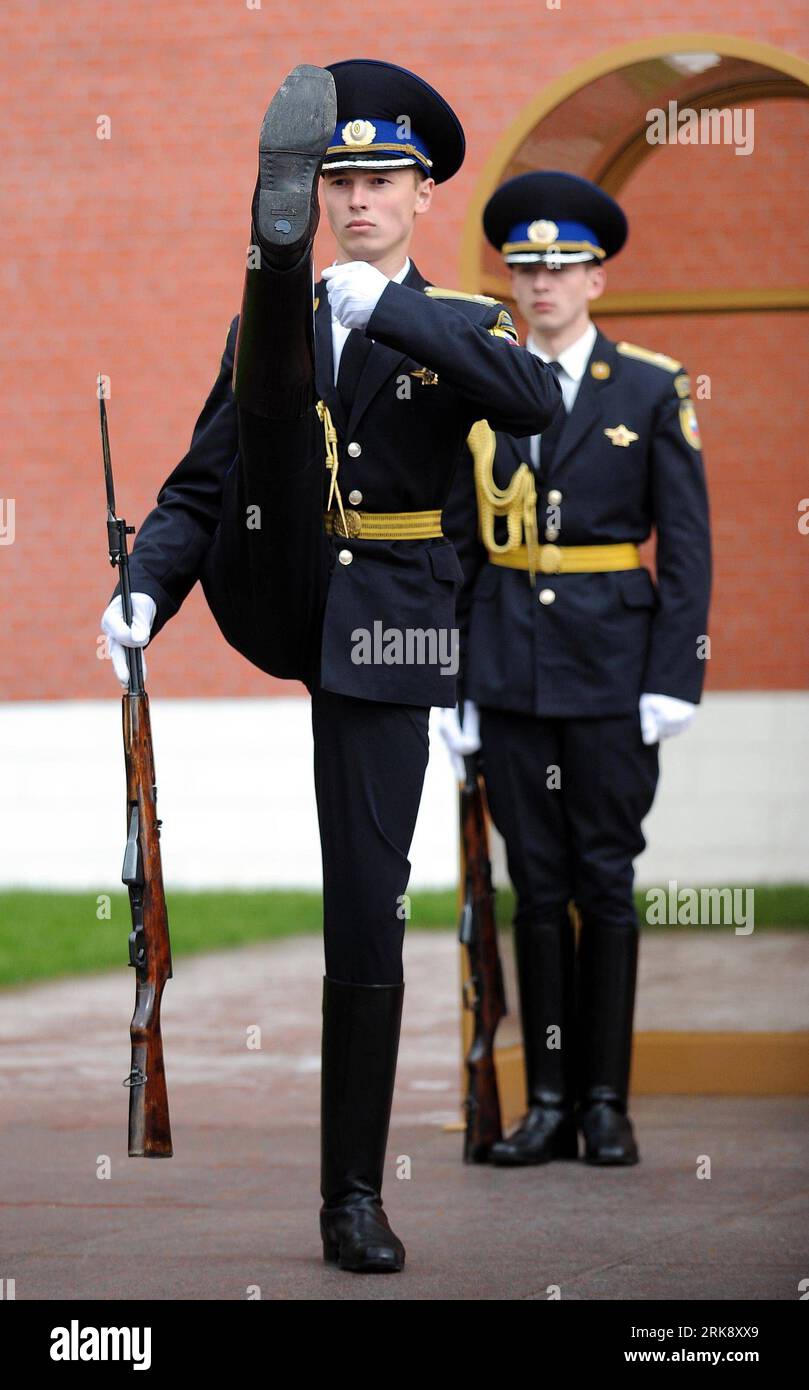 Bildnummer: 54087416  Datum: 27.05.2010  Copyright: imago/Xinhua (100529) -- May 29, 2010 (Xinhua) -- The ceremony of changing honor guard is held at the Tomb of Unknown Soldier in Moscow, capital of Russia, May 27, 2010. The Tomb of Unknown Soldier, located at the Kremlin Wall, is a war memorial dedicated to the Soviet soldiers killed during the Great Patriotic War over Nazi Germany. (Xinhua/Sadat) (zw) (5)RUSSIA-MOSCOW-TOMB OF UNKNOWN SOLDIER-HONOR GUARD PUBLICATIONxNOTxINxCHN Reisen Gesellschaft Militär Grab des unbekannten Soldaten Wachablösung kbdig xub 2010 hoch Highlight o0 Stechschritt Stock Photo