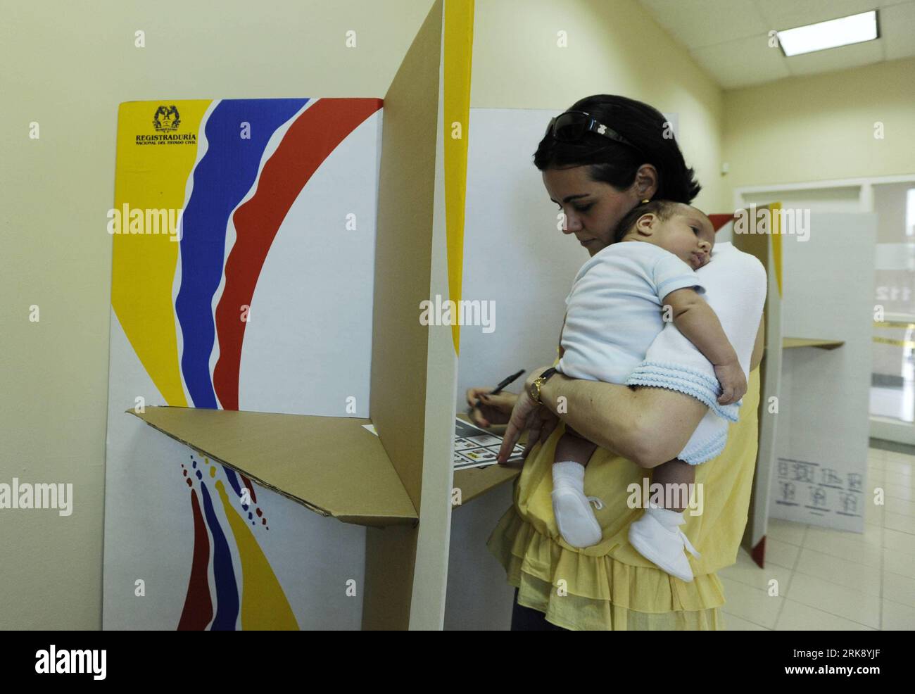 Bildnummer: 54089764  Datum: 30.05.2010  Copyright: imago/Xinhua (100531) -- PANAMA CITY, May 31, 2010 (Xinhua) -- A Colombian woman living in Panama fills in the ballot for the Colombian presidential election at a polling station in Panama City, capital of Panama, May 30, 2010. The presidential election of Colombia kicked off at 08:00 a.m. local time (1300 GMT) and over 29 millions voters headed to the polling stations to elect a successor to incumber President Alvaro Uribe. Polling stations were set up all over the neighboring country of Panama, which has a large Colombian population. (Xinhu Stock Photo