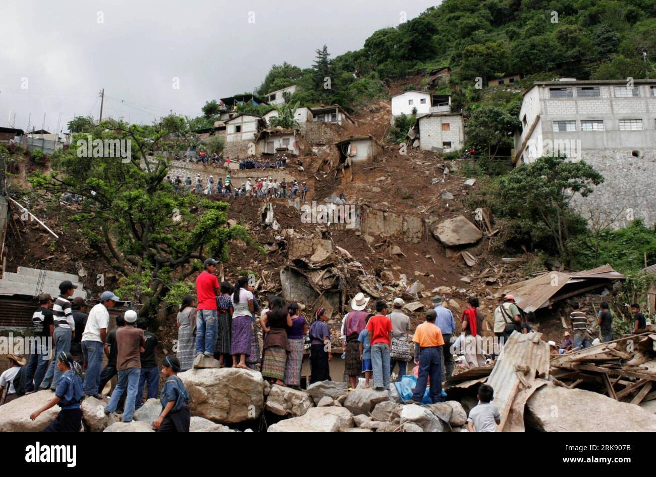 Bildnummer: 54096486  Datum: 01.06.2010  Copyright: imago/Xinhua (100601) -- GUATEMALA, June 1, 2010 (Xinhua) -- Rescuers work in Solola, west Guatemala, May 31, 2010. The death toll of the storm Agatha in Guatemala rose to 123, said Guatemalan President Alvaro Colom on Monday evening. (Xinhua) (lyi) (1)GUATEMALA-STORM AGATHA-DEATH TOLL PUBLICATIONxNOTxINxCHN Gesellschaft Naturkatastrophen Sturm Tropensturm Agatha Wetter Unwetter Premiumd xint kbdig xub 2010 quer o0 Zerstörung, Schäden, Bergung, Rettung, Erdrutsch    Bildnummer 54096486 Date 01 06 2010 Copyright Imago XINHUA  Guatemala June 1 Stock Photo