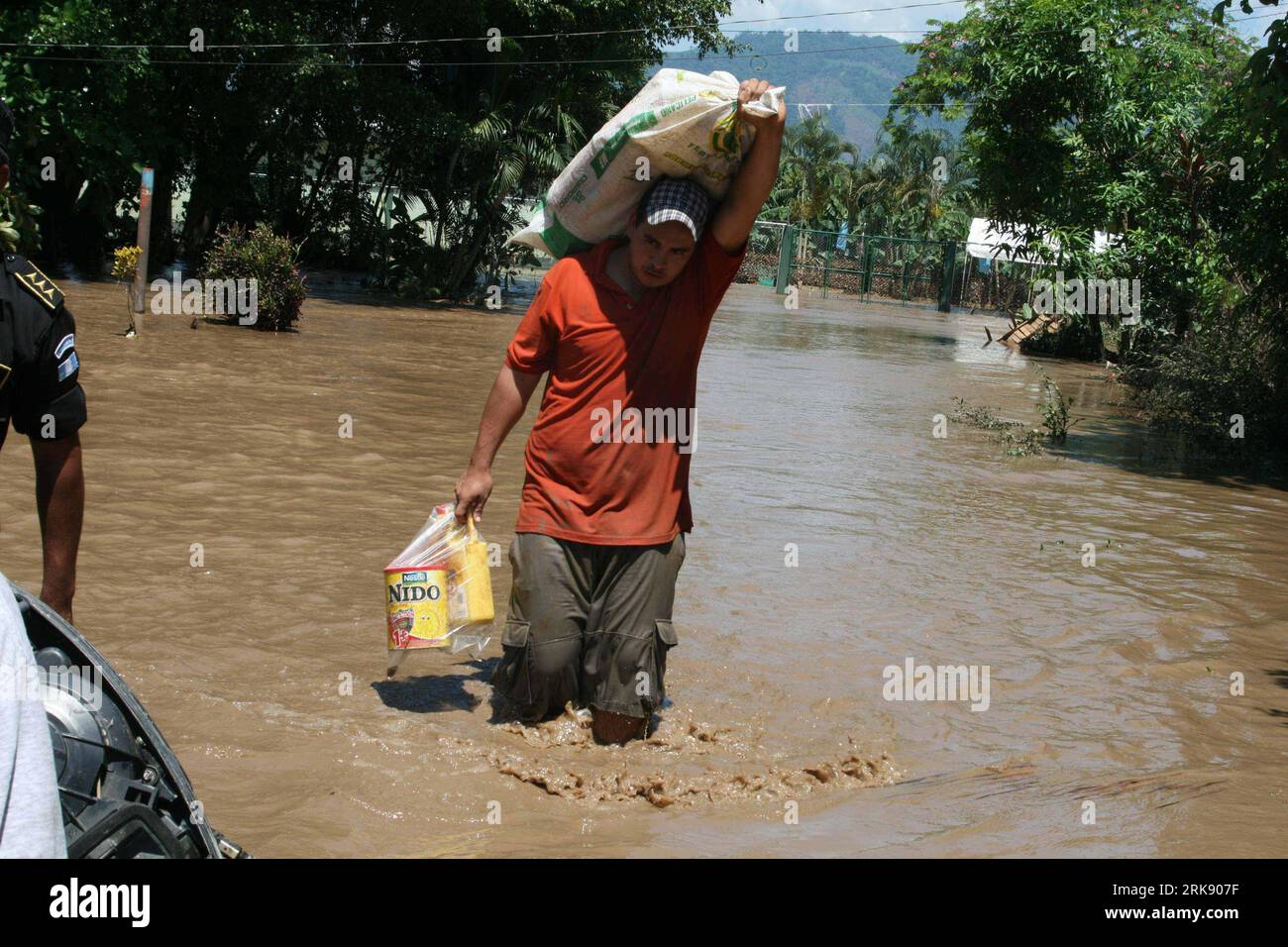 Bildnummer: 54096487  Datum: 01.06.2010  Copyright: imago/Xinhua (100601) -- GUATEMALA, June 1, 2010 (Xinhua) -- A resident walks in the flood in Izabal Province, Guatemala, May 31, 2010. The death toll of the storm Agatha in Guatemala rose to 123, said Guatemalan President Alvaro Colom on Monday evening. (Xinhua) (lyi) (2)GUATEMALA-STORM AGATHA-DEATH TOLL PUBLICATIONxNOTxINxCHN Gesellschaft Naturkatastrophen Sturm Tropensturm Agatha Wetter Unwetter Premiumd xint kbdig xub 2010 quer o0 Überschwemmung, Flut    Bildnummer 54096487 Date 01 06 2010 Copyright Imago XINHUA  Guatemala June 1 2010 XIN Stock Photo