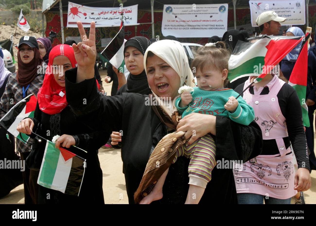 Bildnummer: 54096494  Datum: 01.06.2010  Copyright: imago/Xinhua (100601) -- GAZA, June 1, 2010 (Xinhua) -- Palestinian women take part in anti-Israel protest in Gaza, June 1, 2010. A general strike on Tuesday dominated the West Bank and Gaza Strip in support for the victims of the Freedom Flotilla, which was attacked and seized by the Israeli army on its way to the enclave s shores on Monday. (Xinhua/Yasser Qudih) (wh) GAZA-PROTEST-ISRAELI ATTACK-VICTIMS-MOURNING PUBLICATIONxNOTxINxCHN Gesellschaft Politik Demo Protest Angriff Schiffsangriff Hilfsflotte Hilfskonvoi Konvoi Palästina Israel Pre Stock Photo