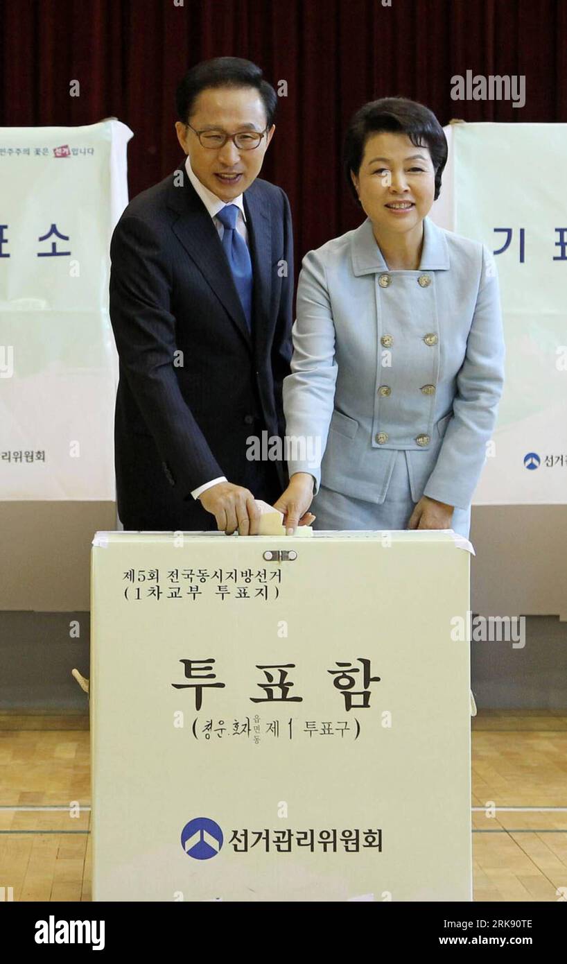 Bildnummer: 54099712  Datum: 02.06.2010  Copyright: imago/Xinhua (100602) -- SEOUL, June 2, 2010 (Xinhua) -- South Korean President Lee Myung-bak and his wife cast their ballots at a polling station in Seoul, capital of South Korea, June 2, 2010. Around 38.85 million South Koreans elected on Wednesday more than 3,900 officials in local elections including mayors, governors, heads of low-level administrative units, local councilors, educational superintendents and educational board members. (Xinhua) (lyi) (6)SOUTH KOREA-LOCAL ELECTIONS PUBLICATIONxNOTxINxCHN People Politik Wahlen Südkorea kbdig Stock Photo