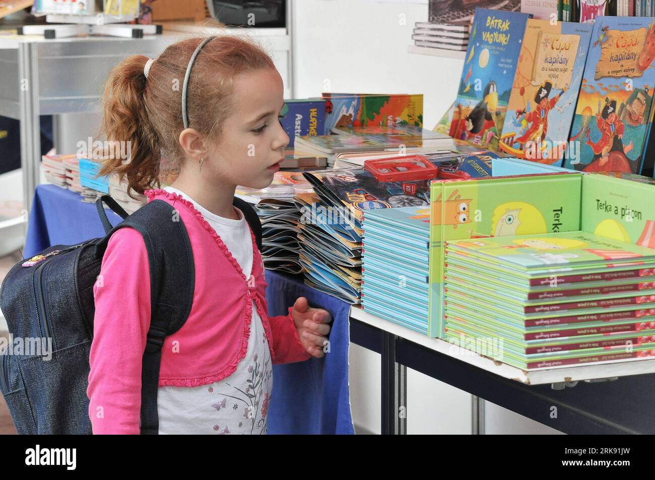 Bildnummer: 54105118  Datum: 03.06.2010  Copyright: imago/Xinhua (100603) -- BUDAPEST, June 3, 2010 (Xinhua) -- A girl looks at a book on the opening day of the 81st Book Festival held in the center of Budapest, capital of Hungary on June 3, 2010. The week-long Book Festival, firstly held in 1929, branded itself as the most traditional event of its kind in the country. (Xinhua/Dani Dorko) (zw) (2)HUNGARY-BUDAPEST-BOOK FESTIVAL PUBLICATIONxNOTxINxCHN Gesellschaft Bücherfestival Bücher Festivals Premiumd xint kbdig xub 2010 quer o0 Buchfestival, Mädchen, Kind    Bildnummer 54105118 Date 03 06 20 Stock Photo