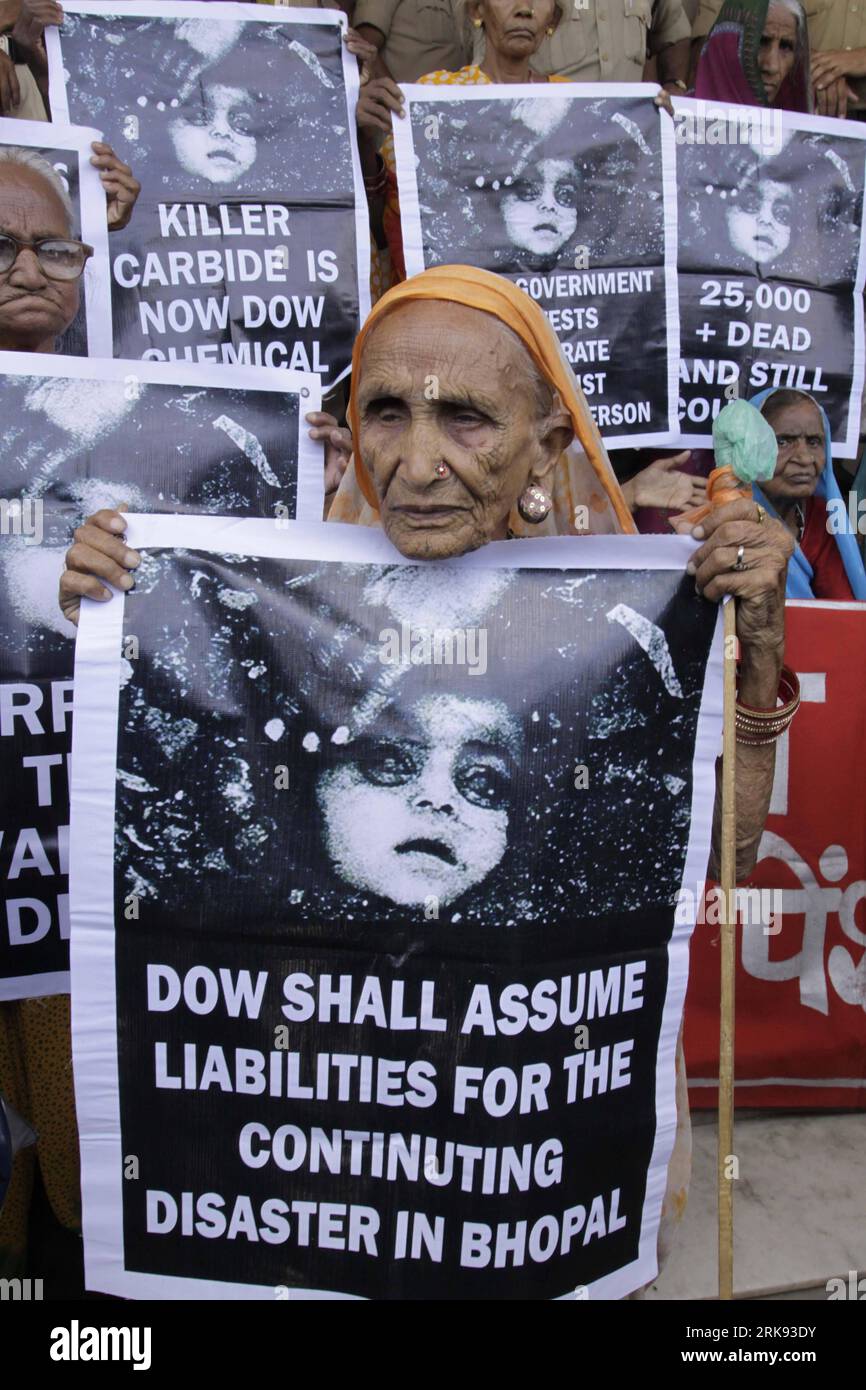 Bildnummer: 54114158  Datum: 07.06.2010  Copyright: imago/Xinhua  Local citizens protest outside the Bhopal court in Bhopal, capital of Indian state of Madhya Pradesh, on June 7, 2010. An Indian court Monday sentenced eight to two years in jail in the 1984 Bhopal gas disaster in which over 20,000 were killed by toxic chemicals leaked from a Union Carbide pesticide plant in Bhopal. (Xinhua/Stringer) (4)INDIA-BHOPAL DISASTER-VERDICT PUBLICATIONxNOTxINxCHN Gesellschaft Demo Folgen Katastrophe von Bhopal Chemiekatatstrophe Umweltkatatstrophe Folgen kbdig xdp premiumd xint 2010 hoch o00 Gericht, Ge Stock Photo
