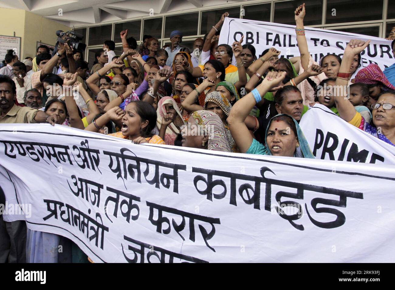 Bildnummer: 54114159  Datum: 07.06.2010  Copyright: imago/Xinhua  Local citizens protest outside the Bhopal court in Bhopal, capital of Indian state of Madhya Pradesh, on June 7, 2010. An Indian court Monday sentenced eight to two years in jail in the 1984 Bhopal gas disaster in which over 20,000 were killed by toxic chemicals leaked from a Union Carbide pesticide plant in Bhopal. (Xinhua/Stringer) (3)INDIA-BHOPAL DISASTER-VERDICT PUBLICATIONxNOTxINxCHN Gesellschaft Demo Folgen Katastrophe von Bhopal Chemiekatatstrophe Umweltkatatstrophe Folgen kbdig xdp premiumd xint 2010 quer o00 Gericht, Ge Stock Photo