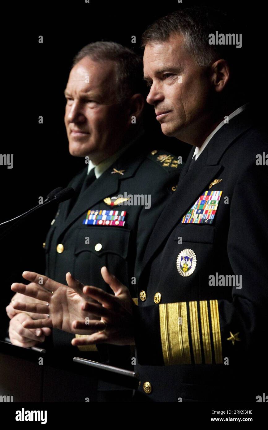 Bildnummer: 54114257  Datum: 07.06.2010  Copyright: imago/Xinhua (100607) -- OTTAWA, June 7, 2010 (Xinhua) -- The new head of the North American Aerospace Defense Command (NORAD) Admiral James Winnefeld (R) attends a joint news conference with Chief of the Defence Staff of Canadian Forces Walt Natynczyk in Ottawa, Canada, June 7, 2010. James Winnefeld said during his visit to Canada on Monday that he has every confidence that his operation, in combination with forces of Canada and the United States as well as the Canadian police, can secure the sky for the G8 and G20 summits in Ontario, Canada Stock Photo