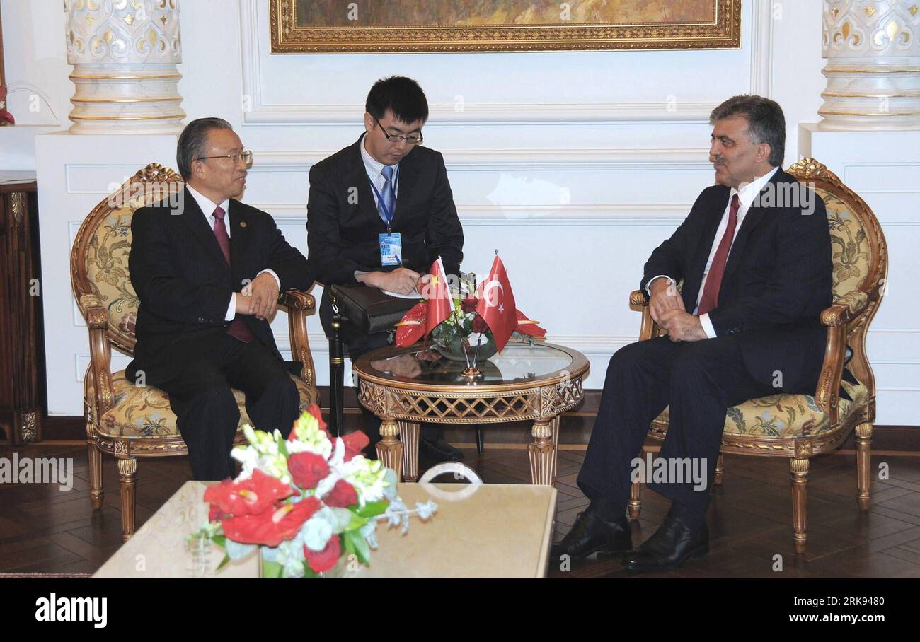 Bildnummer: 54119664  Datum: 08.06.2010  Copyright: imago/Xinhua Turkish President Abdullah Gul (R) talks with China s State Councillor Dai Bingguo (L) who is also a special representative of Chinese President Hu Jintao during a meeting in Istanbul, Turkey, June 8, 2010. (Xinhua/Chen Ming) (zhs) TURKEY-CHINA-ABDULLAH GUL-DAI BINGGUO-MEET PUBLICATIONxNOTxINxCHN Politik People kbdig xng 2010 quer premiumd xint    Bildnummer 54119664 Date 08 06 2010 Copyright Imago XINHUA Turkish President Abdullah GUL r Talks With China S State Councilor Dai Bingguo l Who IS Thus a Special Representative of Chin Stock Photo