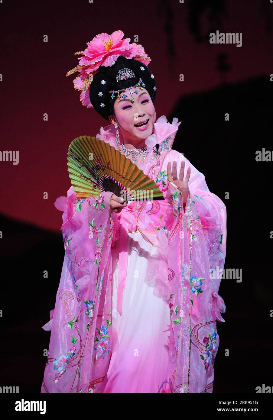 Bildnummer: 54129452 Datum: 10.06.2010 Copyright: imago/Xinhua (100610) --  TOKYO, June 10, 2010 (Xinhua) -- Chinese artist Li Yugang perform as he is  dressed as a woman during the 5th Sino-Japanese friendship evening