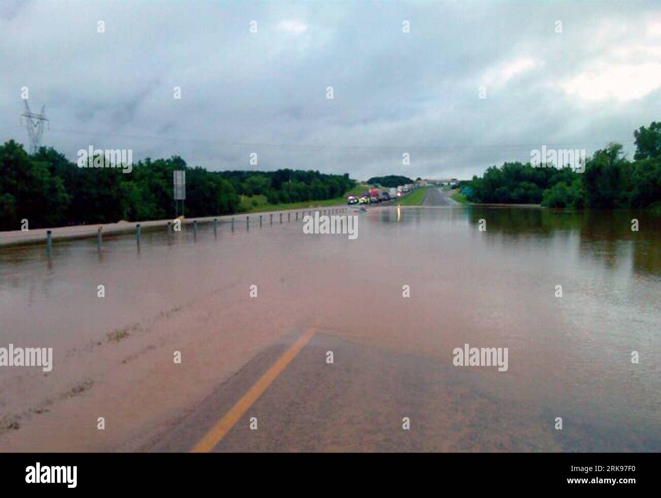 Bildnummer: 54148087  Datum: 14.06.2010  Copyright: imago/Xinhua (100616) -- OKLAHOMA, June 16, 2010 (Xinhua) -- Photo taken on June 14, 2010 shows the flooded highway connecting Stillwater and Oklahoma City in the United States. The U.S. state of Oklahoma is under a state of emergency spread across 59 counties after severe thunderstorms ripped through central Oklahoma Monday triggering massive flooding. (Xinhua) (wjd) (2)US-OKLAHOMA-FLOOD-EMERGENCY PUBLICATIONxNOTxINxCHN Gesellschaft Wetter Regen Regenfälle Überflutung premiumd xint kbdig xkg 2010 quer o0 Totale    Bildnummer 54148087 Date 14 Stock Photo