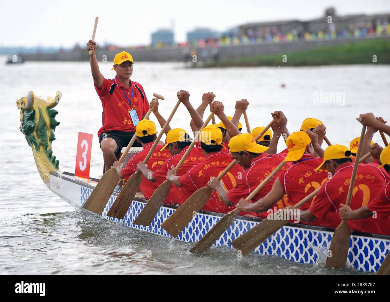 Bildnummer: 54148517  Datum: 16.06.2010  Copyright: imago/Xinhua (100616) -- HAIKOU, June 16, 2010 (Xinhua) -- Participants compete in a dragon boat race in Chengmai, a county in south China s Hainan Province, June 16, 2010. Twelve teams from all over the country took part in the event to mark the Chinese traditional Dragon Boat Festival. (Xinhua/Guo Cheng)(zl) (4)CHINA-HAINAN-DRAGON BOAT RACE (CN) PUBLICATIONxNOTxINxCHN Gesellschaft China Drachenboot Festival kbdig xcb 2010 quer o0 Rennen Drachenbootrennen Boot    Bildnummer 54148517 Date 16 06 2010 Copyright Imago XINHUA  Haikou June 16 2010 Stock Photo