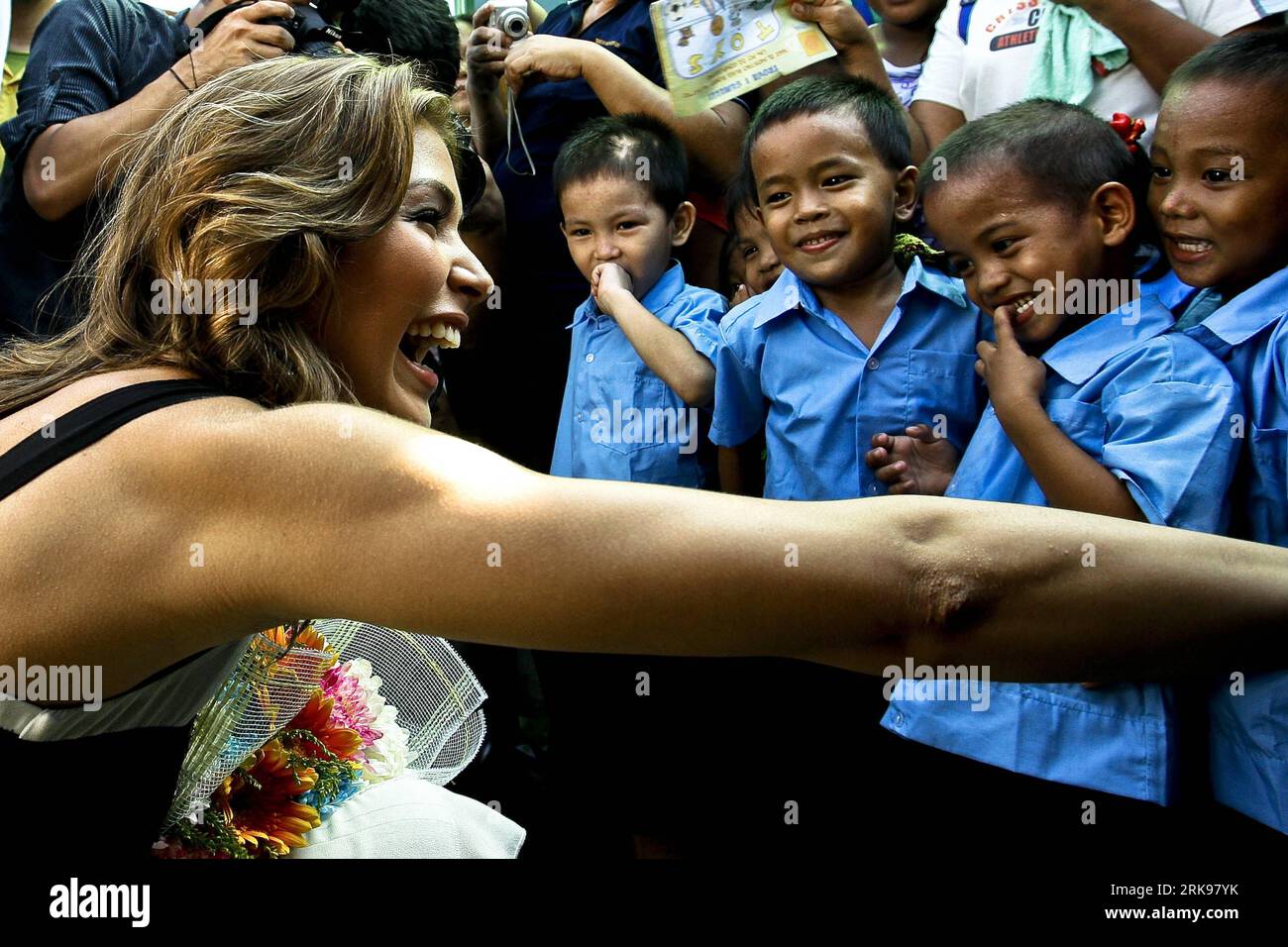 Bildnummer: 54149119  Datum: 16.06.2010  Copyright: imago/Xinhua (100616) -- MANILA, June 16, 2010 (Xinhua) -- Miss Universe 2008 Dayana Mendoza interacts with kids at a day care center in an outreach program where computer laptops are distributed in Tondo, Manila, the Philippines, June 16, 2010. Mendoza was chosen by Smartmatic Asia as Ambassador of Transparency to show the company s gratitude to all those who helped them with the Philippine elections. (Xinhua/Jon Fabrigar)(zl) (2)THE PHILIPPINES-MANILA-MISS UNIVERSE PUBLICATIONxNOTxINxCHN Gesellschaft kbdig xkg 2010 quer o00 People    Bildnu Stock Photo