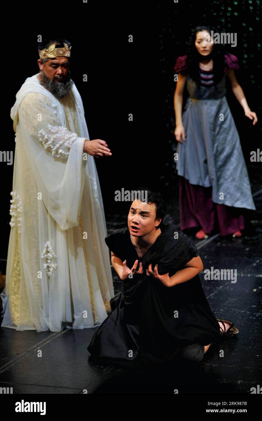 Bildnummer: 54150621  Datum: 16.06.2010  Copyright: imago/Xinhua (100617) -- BEIJING, June 17, 2010 (Xinhua) -- Photo taken on June 16, 2010 shows a scene of the Greek tragedy Supper , which is rehearsed by the Beijing People s Art Theatre, at the Experimental Theatre in Beijing, capital of China. The performance, directed by professor Luo Jinlin, who majors in ancient Greek drama, was staged to the public on June 16. (Xinhua/Li Yan)(mcg) CHINA-BEIJING-GREEK TRAGEDY-SUPPER-PERFORMANCE (CN) PUBLICATIONxNOTxINxCHN Gesellschaft Kultur Theater Aktion kbdig xdp 2010 hoch o0 People    Bildnummer 541 Stock Photo