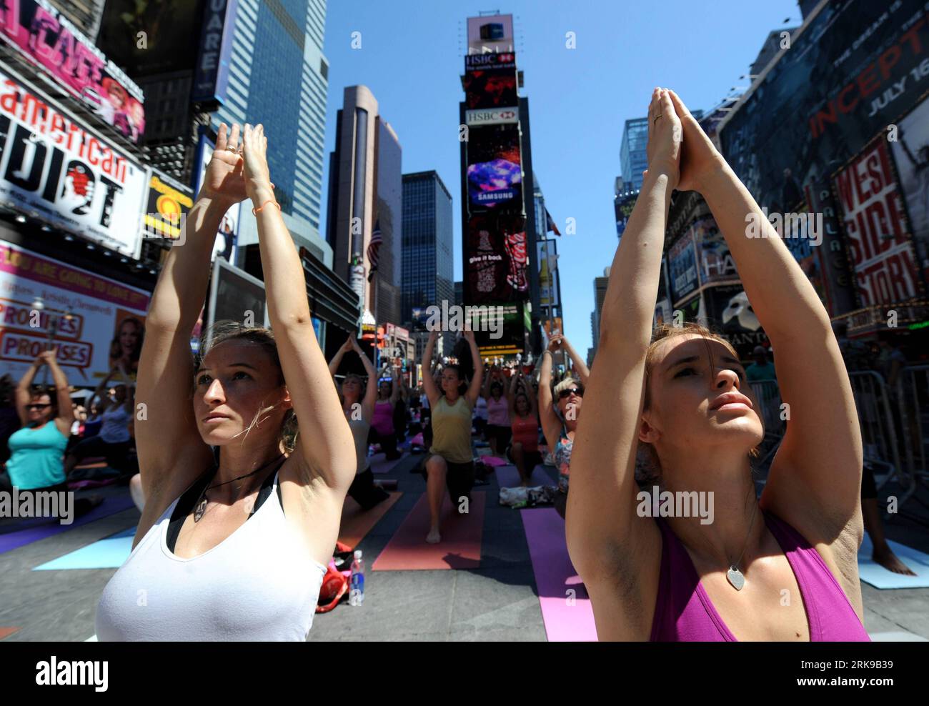 Bildnummer: 54158707  Datum: 21.06.2010  Copyright: imago/Xinhua (100621) -- NEW YORK, June 21, 2010 (Xinhua) -- Yoga enthusiasts practise yoga on the morning of the summer solstice at Times Square in New York, the United States, June 21, 2010. Thousands of yoga enthusiasts got together during the eighth annual Solstice in Times Square event to celebrate the longest day of the year. (Xinhua/Shen Hong) (zw) (22)U.S.-NEW YORK-TIMES SQUARE-YOGA PUBLICATIONxNOTxINxCHN Gesellschaft Freizeitsport Yoga Sommersonnenwende kurios premiumd xint kbdig xsp 2010 quer  o0 Sonnenwende, Sonnwendfeier    Bildnu Stock Photo