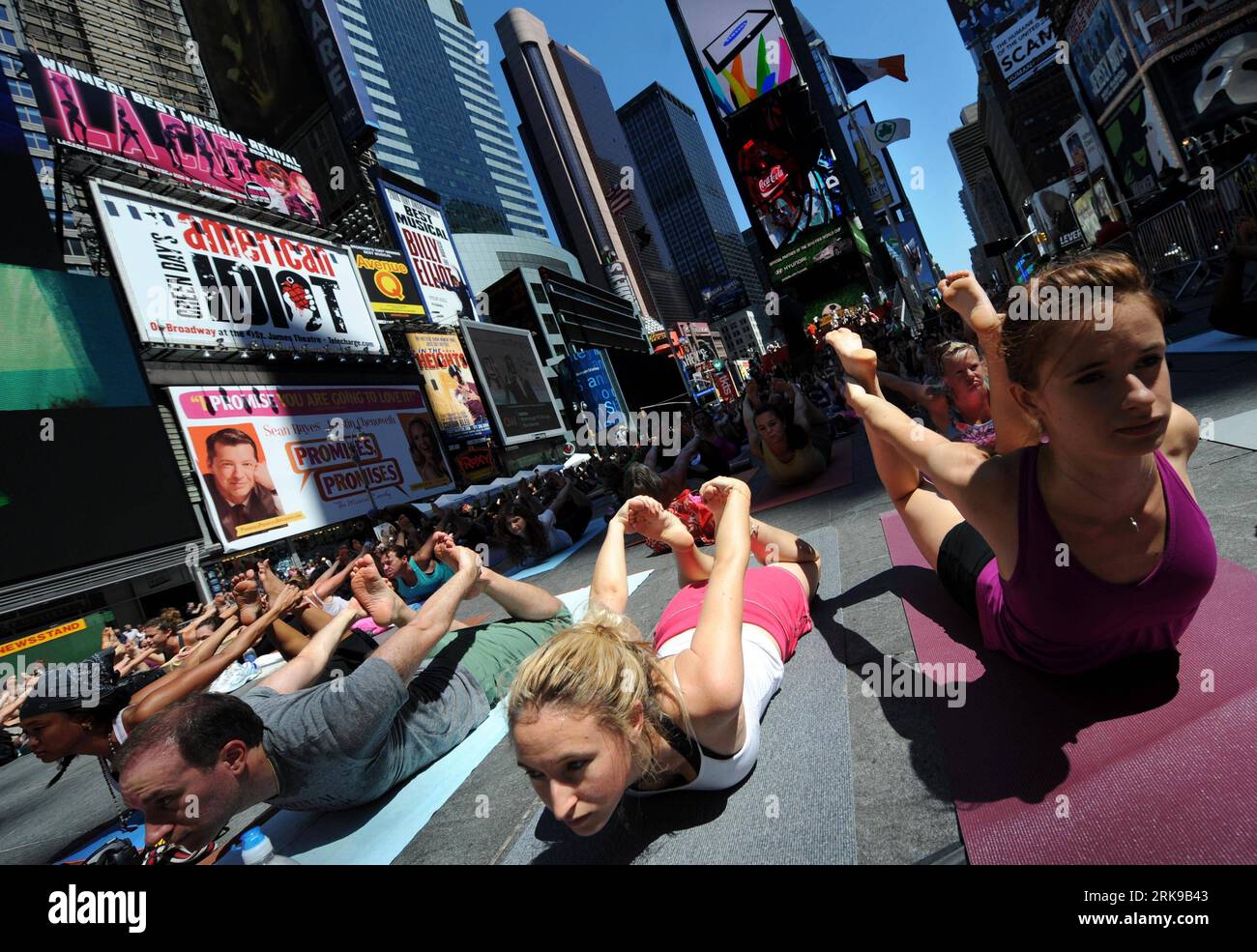 Bildnummer: 54158706  Datum: 21.06.2010  Copyright: imago/Xinhua (100621) -- NEW YORK, June 21, 2010 (Xinhua) -- Yoga enthusiasts practise yoga on the morning of the summer solstice at Times Square in New York, the United States, June 21, 2010. Thousands of yoga enthusiasts got together during the eighth annual Solstice in Times Square event to celebrate the longest day of the year. (Xinhua/Shen Hong) (zw) (19)U.S.-NEW YORK-TIMES SQUARE-YOGA PUBLICATIONxNOTxINxCHN Gesellschaft Freizeitsport Yoga Sommersonnenwende kurios premiumd xint kbdig xsp 2010 quer  o0 Sonnenwende, Sonnwendfeier    Bildnu Stock Photo