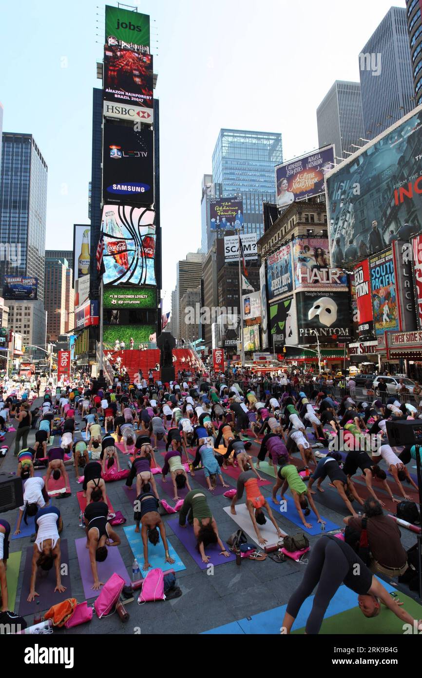 Bildnummer: 54158709  Datum: 21.06.2010  Copyright: imago/Xinhua (100621) -- NEW YORK, June 21, 2010 (Xinhua) -- Yoga enthusiasts practise yoga on the morning of the summer solstice at Times Square in New York, the United States, June 21, 2010. Thousands of yoga enthusiasts got together during the eighth annual Solstice in Times Square event to celebrate the longest day of the year. (Xinhua/Liu Xin) (zw) (5)U.S.-NEW YORK-TIMES SQUARE-YOGA PUBLICATIONxNOTxINxCHN Gesellschaft Freizeitsport Yoga Sommersonnenwende kurios premiumd xint kbdig xsp 2010 hoch Highlight  o0 Sonnenwende, Sonnwendfeier Me Stock Photo
