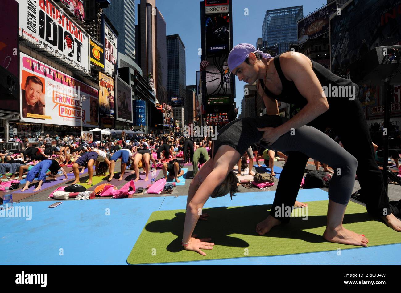 Bildnummer: 54158705  Datum: 21.06.2010  Copyright: imago/Xinhua (100621) -- NEW YORK, June 21, 2010 (Xinhua) -- Yoga enthusiasts practise yoga on the morning of the summer solstice at Times Square in New York, the United States, June 21, 2010. Thousands of yoga enthusiasts got together during the eighth annual Solstice in Times Square event to celebrate the longest day of the year. (Xinhua/Shen Hong) (zw) (17)U.S.-NEW YORK-TIMES SQUARE-YOGA PUBLICATIONxNOTxINxCHN Gesellschaft Freizeitsport Yoga Sommersonnenwende kurios premiumd xint kbdig xsp 2010 quer  o0 Sonnenwende, Sonnwendfeier Körperkul Stock Photo
