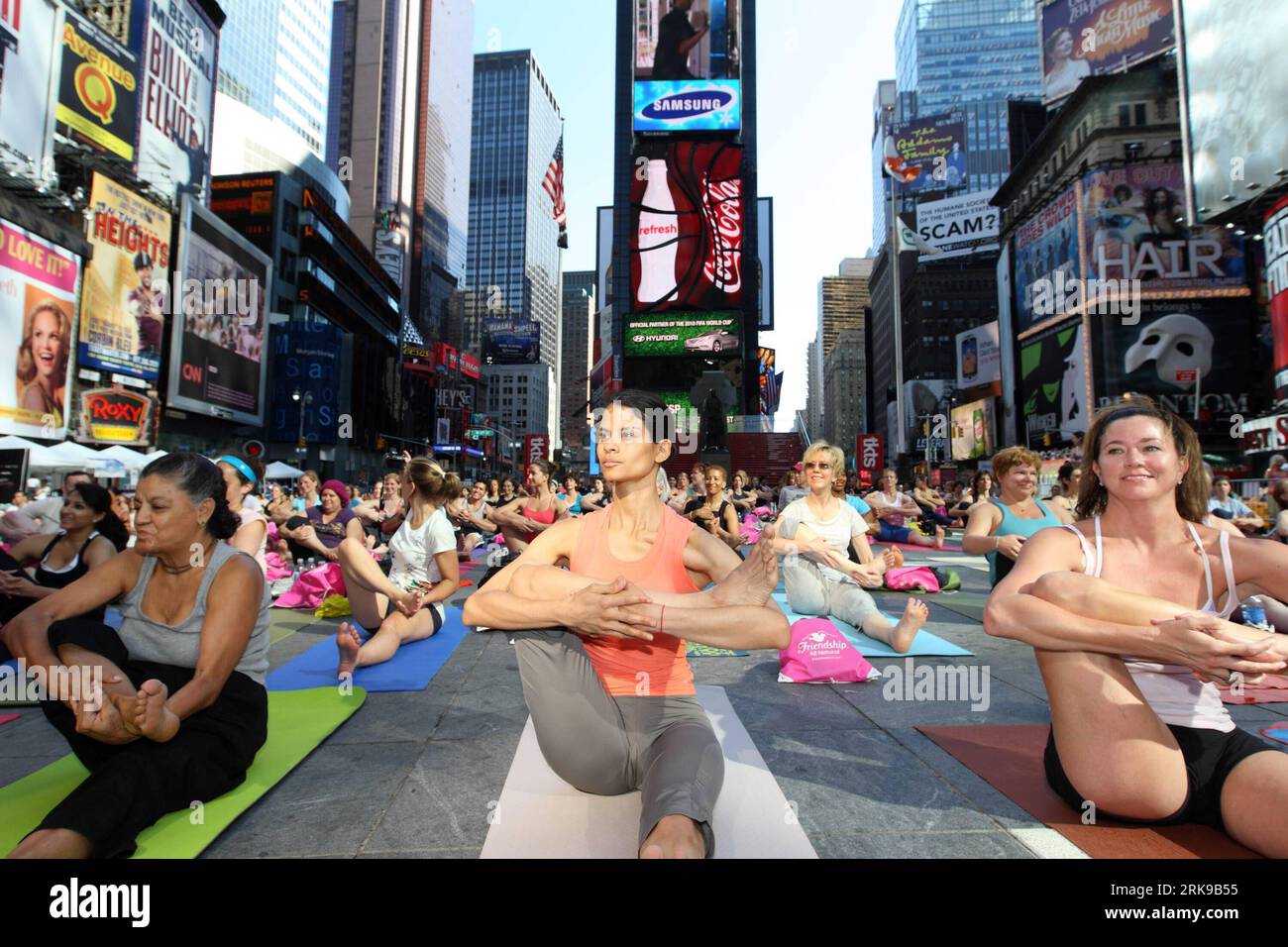 Bildnummer: 54158701  Datum: 21.06.2010  Copyright: imago/Xinhua (100621) -- NEW YORK, June 21, 2010 (Xinhua) -- Yoga enthusiasts practise yoga on the morning of the summer solstice at Times Square in New York, the United State, June 21, 2010. Thousands of yoga enthusiasts got together during the eighth annual Solstice in Times Square event to celebrate the longest day of the year. (Xinhua/Liu Xin) (zw) (3)U.S.-NEW YORK-TIMES SQUARE-YOGA PUBLICATIONxNOTxINxCHN Gesellschaft Freizeitsport Yoga Sommersonnenwende kurios premiumd xint kbdig xsp 2010 quer  o0 Sonnenwende, Sonnwendfeier Körperkultur Stock Photo