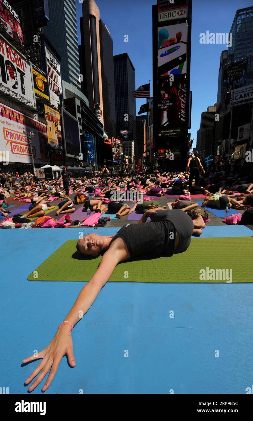 Bildnummer: 54158712  Datum: 21.06.2010  Copyright: imago/Xinhua (100621) -- NEW YORK, June 21, 2010 (Xinhua) -- Yoga enthusiasts practise yoga on the morning of the summer solstice at Times Square in New York, the United States, June 21, 2010. Thousands of yoga enthusiasts got together during the eighth annual Solstice in Times Square event to celebrate the longest day of the year. (Xinhua/Shen Hong) (zw) (21)U.S.-NEW YORK-TIMES SQUARE-YOGA PUBLICATIONxNOTxINxCHN Gesellschaft Freizeitsport Yoga Sommersonnenwende kurios premiumd xint kbdig xsp 2010 hoch Highlight  o0 Sonnenwende, Sonnwendfeier Stock Photo