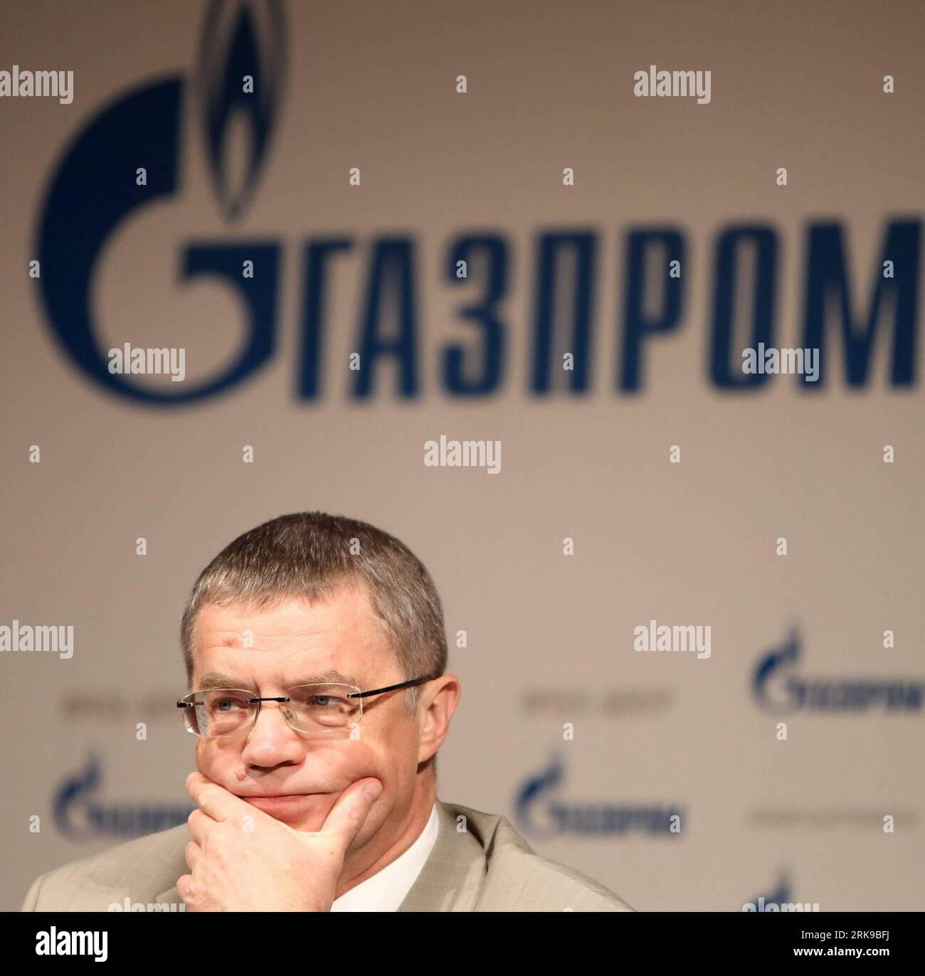 100622 -- MOSCOW, June 22, 2010 Xinhua -- The deputy CEO of Russian gas monopoly Gazprom Alexander Medvedev attends a press conference in Moscow, capital of Russia, June 22, 2010. Gazprom on Tuesday reduced gas supplies to Belarus by 30 percent of the planned volume from 10 a.m. Moscow time 0600 GMT, said the company s CEO Alexei Miller in televised comments. Xinhua/Lu Jinbo wh RUSSIA-GAZPROM-PRESS CONFERENCE PUBLICATIONxNOTxINxCHN Stock Photo