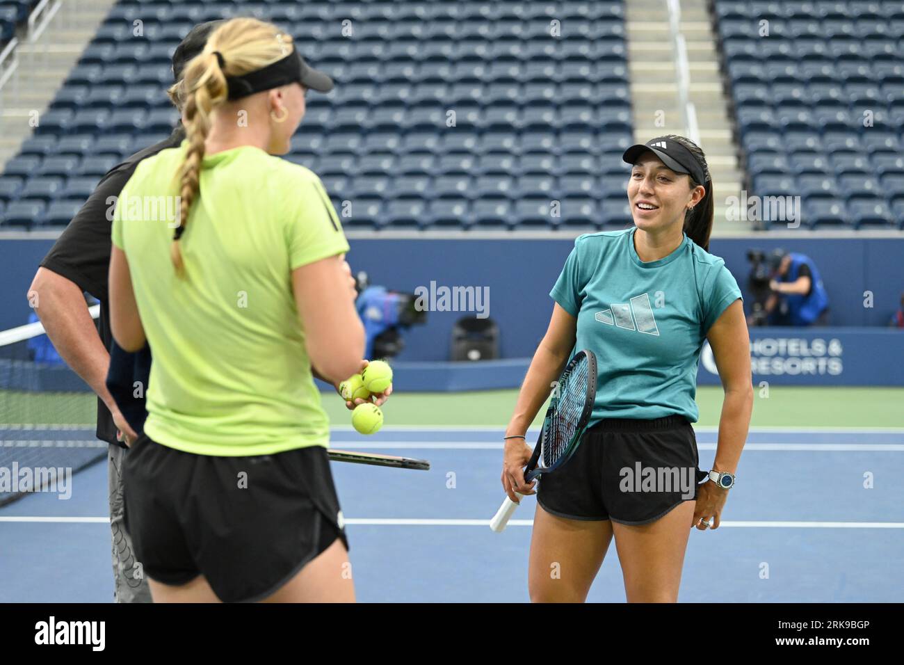 Jessica Pegula talks with Ashlyn Krueger during practice at the 