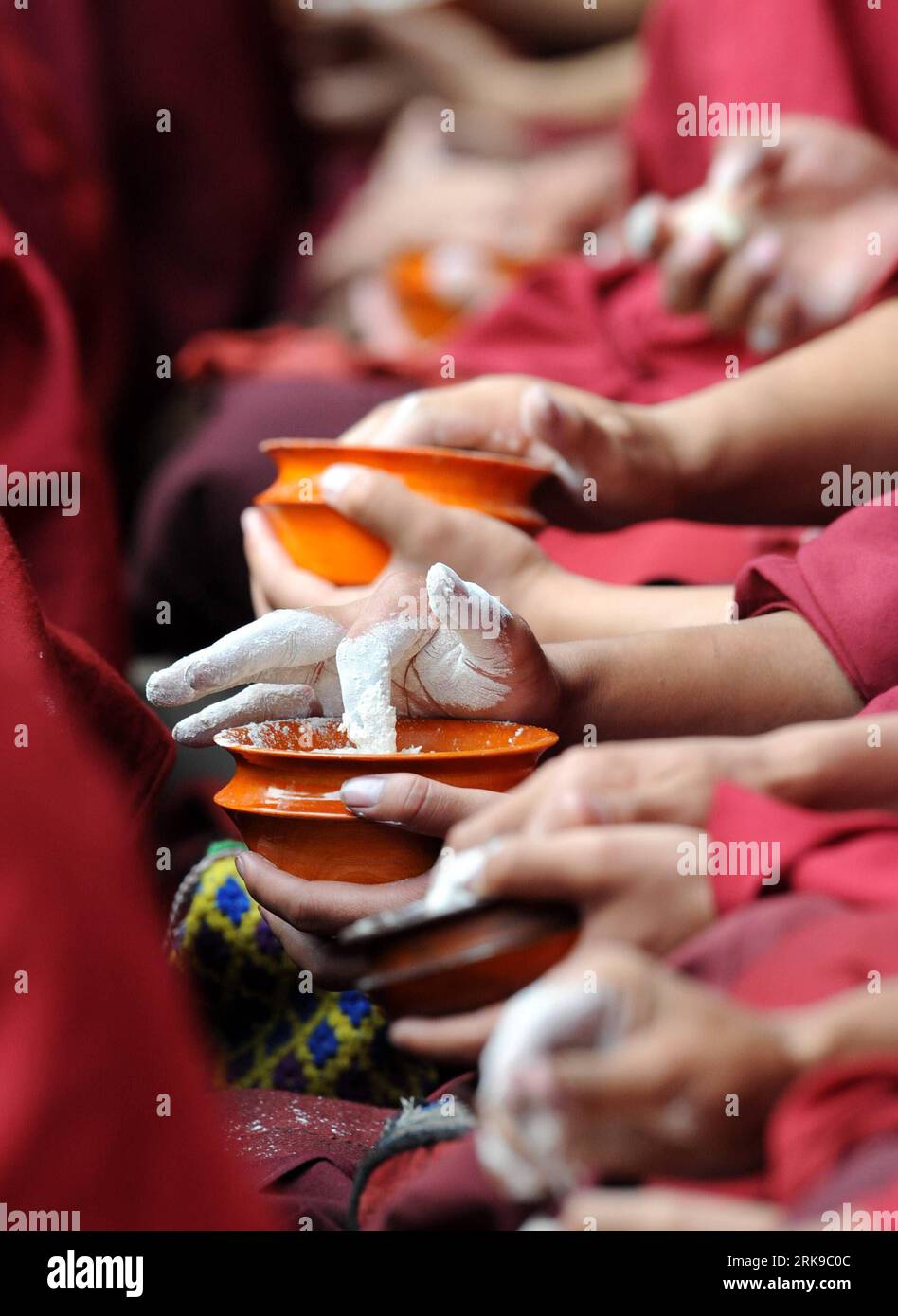 Bildnummer: 54164358  Datum: 23.06.2010  Copyright: imago/Xinhua (100623) -- XIGAZE, June 23, 2010 (Xinhua) -- Monks have vegetarian  at Tashilumpo Monastery in Xigaze of southwest China s Tibet Autonomous Region, June 23, 2010. The 11th Panchen Lama Bainqen Erdini Qoigyijabu observed and also participated in the debate of Buddhist scriptures here during the past three days. (Xinhua/Chogo) (lyx) (3)CHINA-XIGAZE-11TH PANCHEN LAMA-BUDDHIST SCRIPTURES-DEBATE (CN) PUBLICATIONxNOTxINxCHN Gesellschaft Religion Buddhismus kbdig xdp 2010 hoch  o0 Mönche Ernährung Körperteile    Bildnummer 54164358 Dat Stock Photo