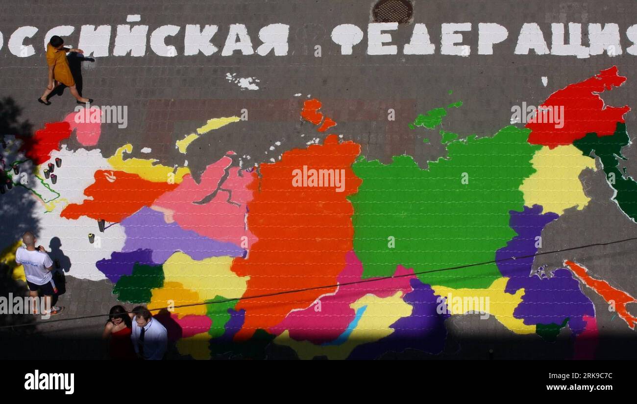 Bildnummer: 54166135  Datum: 23.06.2010  Copyright: imago/Xinhua (100623) -- MOSCOW, June 23, 2010 (Xinhua) -- Photo taken on June 23, 2010 shows the map painted by the teachers and students of Moscow State University of Geodesy and Cartography in Moscow, capital of Russia. Teachers and students of Moscow State University of Geodesy and Cartography painted a huge map with an area of 100 square meters on Wednesday. (Xinhua/Vitaly Bezrukikh) (lyi) (9)RUSSIA-MOSCOW-UNIVERSITY-MAP PUBLICATIONxNOTxINxCHN Gesellschaft Hochschule Bildung Karte Landkarte malen Sprayen Graffitti Russland kbdig xub 2010 Stock Photo