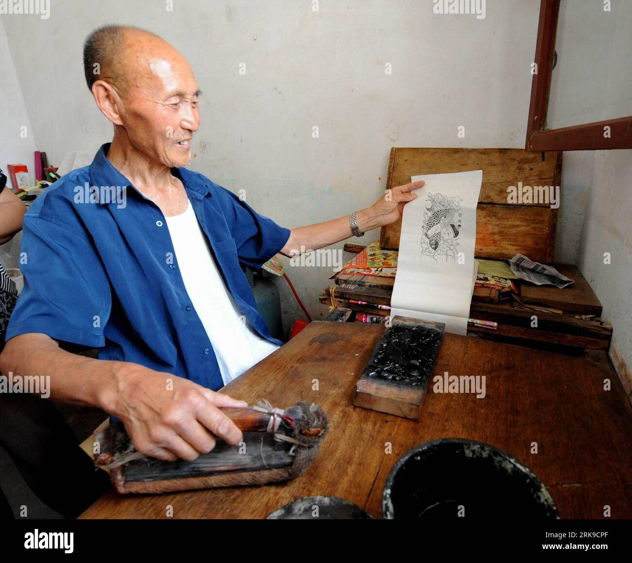 Bildnummer: 54168697  Datum: 24.06.2010  Copyright: imago/Xinhua Xi an, June 24, 2010 (Xinhua) -- Folk artist Tai Yu prints the woodcut onto a paper at his studio in Fengxiang County of Baoji City, northwest China s Shaanxi Province, June 24, 2010. The 77 years old folk artist Tai Yu learnt the skills of making spring festival woodcut prints when he was a kid. Through his more than 60 years practices in woodcut prints Tai inherited traditional skills from ancestor artists and drew inspirations form stone carving, paper-cutting, and embroidering and formed his own style. His woodcut print works Stock Photo