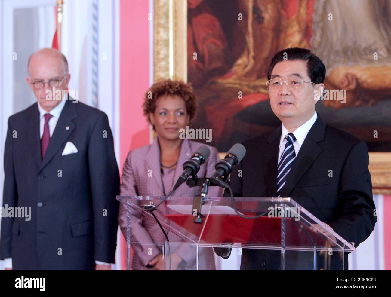 Bildnummer: 54168996  Datum: 24.06.2010  Copyright: imago/Xinhua OTTAWA, June 24, 2010 (Xinhua) -- Visiting Chinese President Hu Jintao (R) addresses the welcoming ceremony hosted by Canadian Governor-General Michaelle Jean (C) for him, in Ottawa, Canada, June 24, 2010. (Xinhua/Fan Rujun) (wqq) (6)CANADA-MICHAELLE JEAN-CHINA-HU JINTAO-WELCOMING CEREMONY PUBLICATIONxNOTxINxCHN People Politik kbdig xkg 2010 quer     54168996 Date 24 06 2010 Copyright Imago XINHUA Ottawa June 24 2010 XINHUA Visiting Chinese President HU Jintao r addresses The Welcoming Ceremony hosted by Canadian Governor General Stock Photo