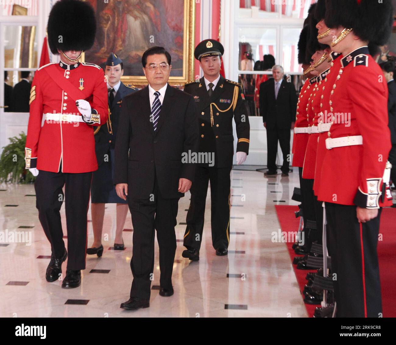 Bildnummer: 54168994  Datum: 24.06.2010  Copyright: imago/Xinhua OTTAWA, June 24, 2010 (Xinhua) -- Visiting Chinese President Hu Jintao (C) inspects the guard of honor during the welcoming ceremony  in Ottawa, Canada, June 24, 2010. (Xinhua/Ma Zhancheng) (wqq) (5)CANADA-MICHAELLE JEAN-CHINA-HU JINTAO-WELCOMING CEREMONY (5)CANADA-MICHAELLE JEAN-CHINA-HU JINTAO-WELCOMING CEREMONY PUBLICATIONxNOTxINxCHN People Politik kbdig xkg 2010 quadrat    Bildnummer 54168994 Date 24 06 2010 Copyright Imago XINHUA Ottawa June 24 2010 XINHUA Visiting Chinese President HU Jintao C inspect The Guard of HONOR dur Stock Photo