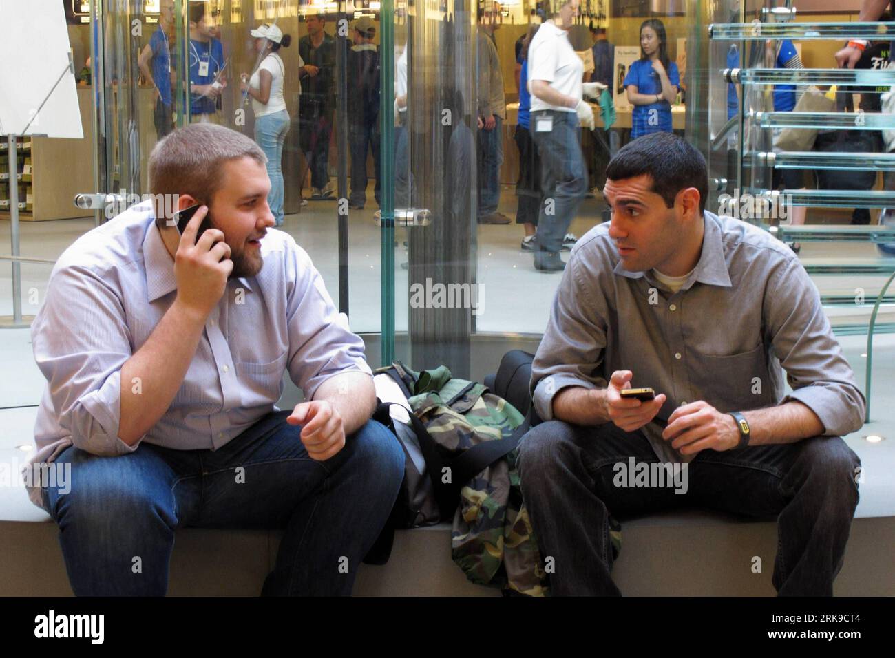 Bildnummer: 54169002  Datum: 24.06.2010  Copyright: imago/Xinhua NEW YORK, June 24, 2010 (Xinhua) -- Two men talk about their new iPhone4 at Manhattan s 5th avenue Apple Store in New York, the United States, on June 24, 2010. The iPhone 4 on Thursday made its global debuts in the five countries of Britain, France, Germany, Japan and the United States. (Xinhua/Wu Kaixiang) (4)US-NEW YORK-APPLE IPHONE 4-LAUNCH PUBLICATIONxNOTxINxCHN Wirtschaft kbdig xkg 2010 quer o0 neu neues i phone Handy Verkauf Verkaufsstart    Bildnummer 54169002 Date 24 06 2010 Copyright Imago XINHUA New York June 24 2010 X Stock Photo