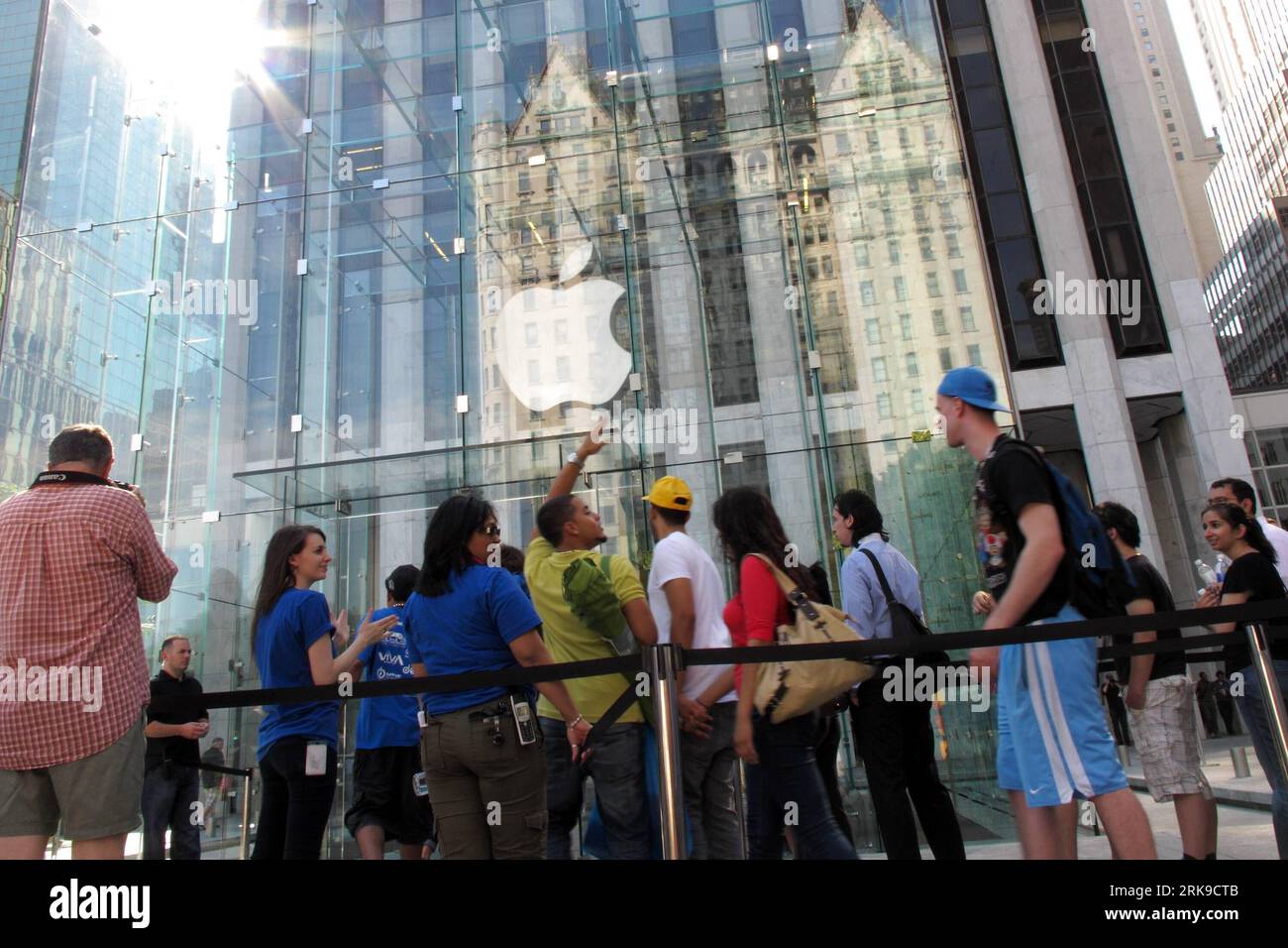 Bildnummer: 54169004  Datum: 24.06.2010  Copyright: imago/Xinhua NEW YORK, June 24, 2010 (Xinhua) -- Apple fans line up to buy the new iPhone4 at Manhattan s 5th avenue Apple Store in New York, the United States, on June 24, 2010. The iPhone 4 on Thursday made its global debuts in the five countries of Britain, France, Germany, Japan and the United States. (Xinhua/Wu Kaixiang) (2)US-NEW YORK-APPLE IPHONE 4-LAUNCH PUBLICATIONxNOTxINxCHN Wirtschaft kbdig xkg 2010 quer o0 neu neues i phone Handy Verkauf Verkaufsstart, Andrang, Wartende, Warteschlange    Bildnummer 54169004 Date 24 06 2010 Copyrig Stock Photo