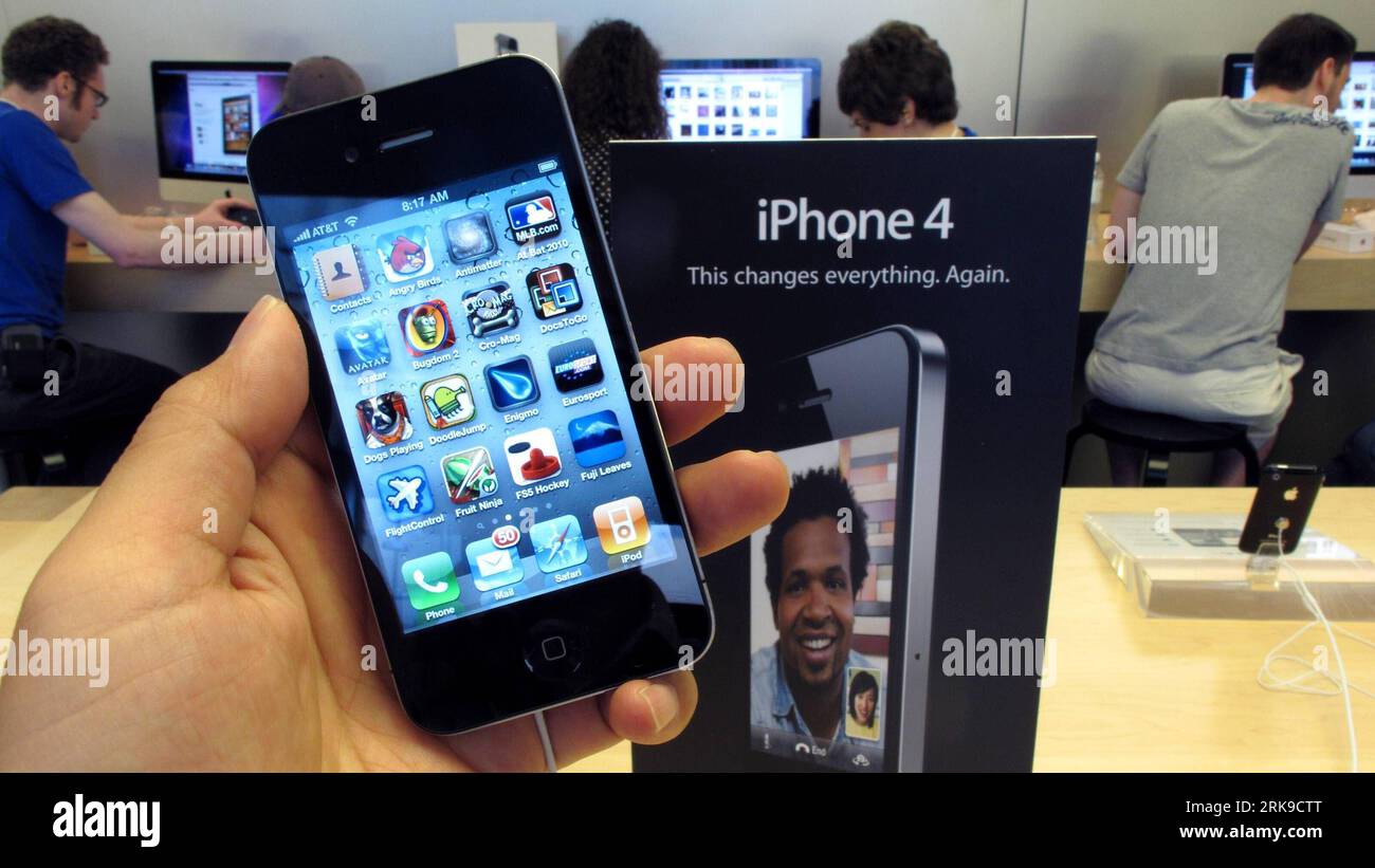Bildnummer: 54169001  Datum: 24.06.2010  Copyright: imago/Xinhua NEW YORK, June 24, 2010 (Xinhua) -- A customer displays the new iPhone4 at Manhattan s 5th avenue Apple Store in New York, the United States, on June 24, 2010. The iPhone 4 on Thursday made its global debuts in the five countries of Britain, France, Germany, Japan and the United States. (Xinhua/Wu Kaixiang) (3)US-NEW YORK-APPLE IPHONE 4-LAUNCH PUBLICATIONxNOTxINxCHN Wirtschaft kbdig xkg 2010 quer o0 neu neues i phone Handy Verkauf Verkaufsstart, Objekte    Bildnummer 54169001 Date 24 06 2010 Copyright Imago XINHUA New York June 2 Stock Photo