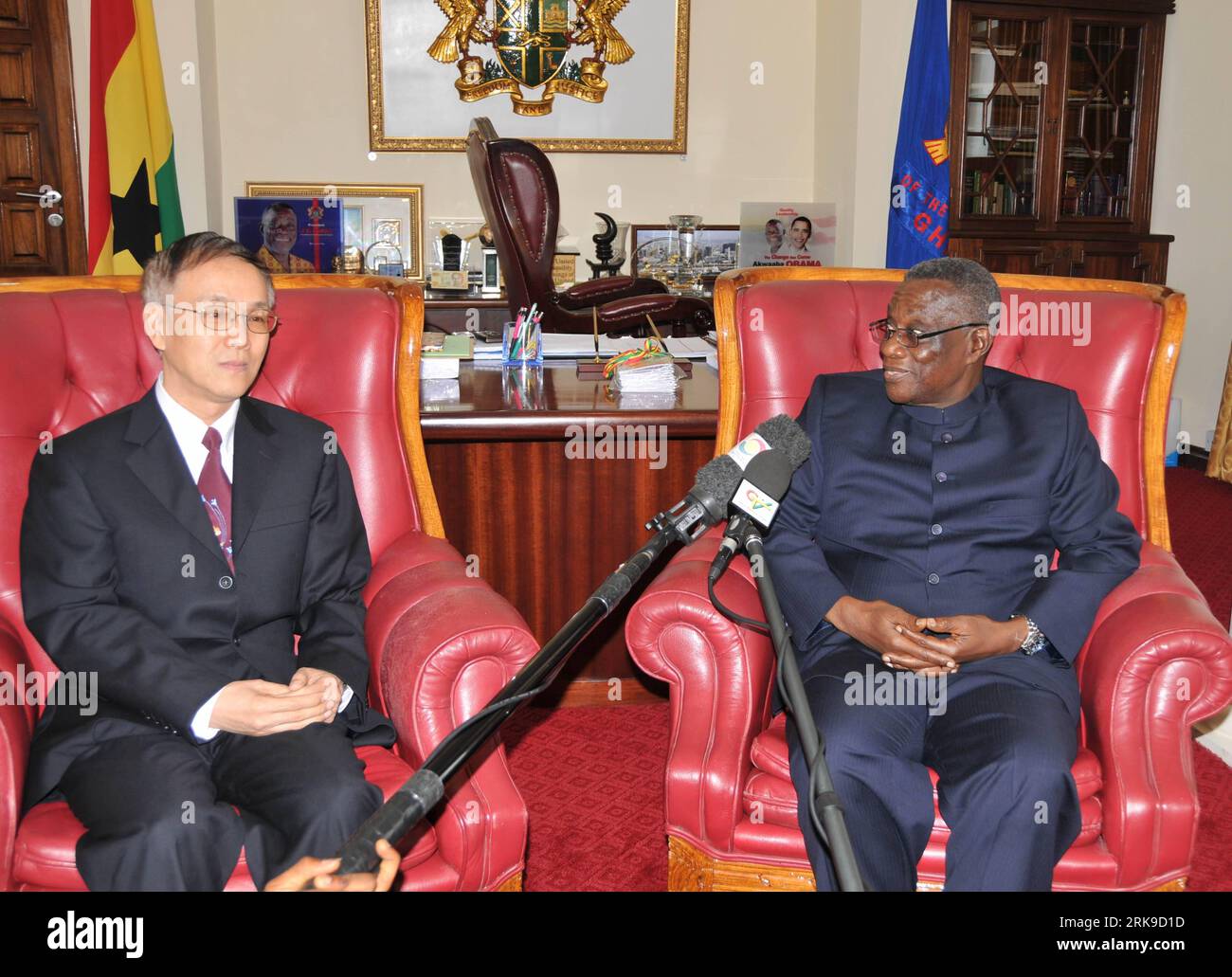 Bildnummer: 54169120  Datum: 24.06.2010  Copyright: imago/Xinhua (100625) -- ACCRA, June 25, 2010 (Xinhua) -- Ghanaian President John Evans Atta Mills (R) meets with the outgoing Chinese Ambassador to Ghana Yu Wenzhe in Accra, Ghana, June 24, 2010. The Ghanaian President said here on Thursday that Ghana valued its relations with China and would not allow anything to derail the vision for the two countries. (Xinhua/Bai Jingshan) (lyx) GHANA-PRESIDENT-CHINA-RELATIONS PUBLICATIONxNOTxINxCHN Politik People kbdig xub 2010 quer premiumd xint      54169120 Date 24 06 2010 Copyright Imago XINHUA 100 6 Stock Photo