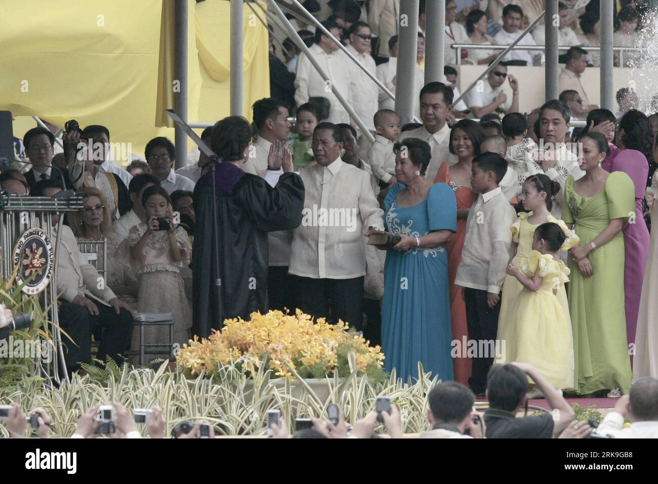 Bildnummer: 54191741  Datum: 30.06.2010  Copyright: imago/Xinhua (100630) -- MANILA, June 30, 2010 (Xinhua) -- Philippines Vice President-elect Jejomar Binay (C) takes his oath before Supreme Court Associate Justice Conchita Carpio-Morales at the Quirino Grandstand in Manila, the Philippines, on June 30, 2010. Benigno Aquino III on Wednesday took his oath as Philippine 15th president at the Quirino Grandstand in Manila in front of thousands of Filipinos. (Xinhua/Jon Fabrigar)(axy) (4)PHILIPPINES-MANILA-INAUGURATION PUBLICATIONxNOTxINxCHN People Politik kbdig xsk 2010 quer premiumd xint o0 Amts Stock Photo