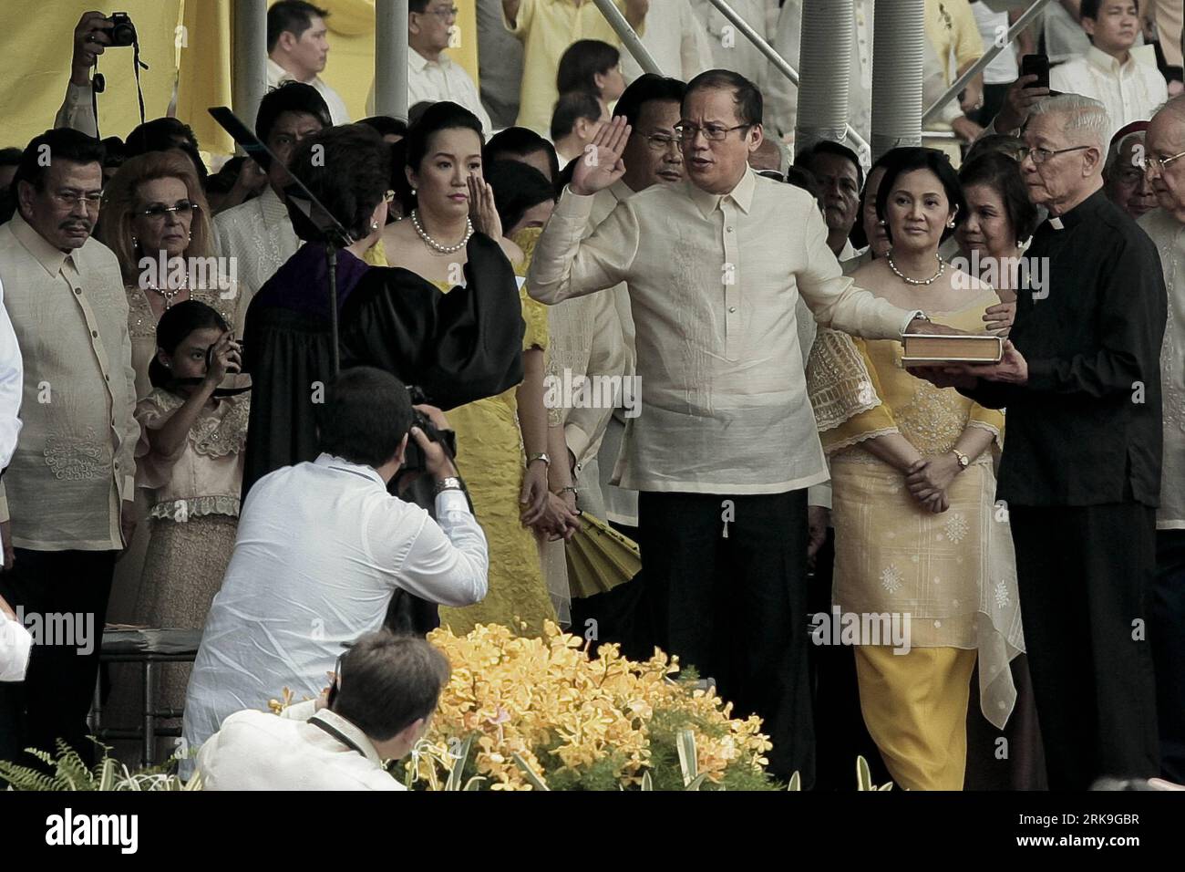 Bildnummer: 54191743  Datum: 30.06.2010  Copyright: imago/Xinhua (100630) -- MANILA, June 30, 2010 (Xinhua) -- Philippines President-elect Benigno Aquino III (C) takes his oath before Supreme Court Associate Justice Conchita Carpio-Morales in Manila, the Philippines, on June 30, 2010. Benigno Aquino III on Wednesday took his oath as Philippine 15th president at the Quirino Grandstand in Manila in front of thousands of Filipinos. (Xinhua/Jon Fabrigar)(axy) (5)PHILIPPINES-MANILA-INAUGURATION PUBLICATIONxNOTxINxCHN People Politik kbdig xsk 2010 quer premiumd xint o0 Amtsübernahme Vereidigung    B Stock Photo