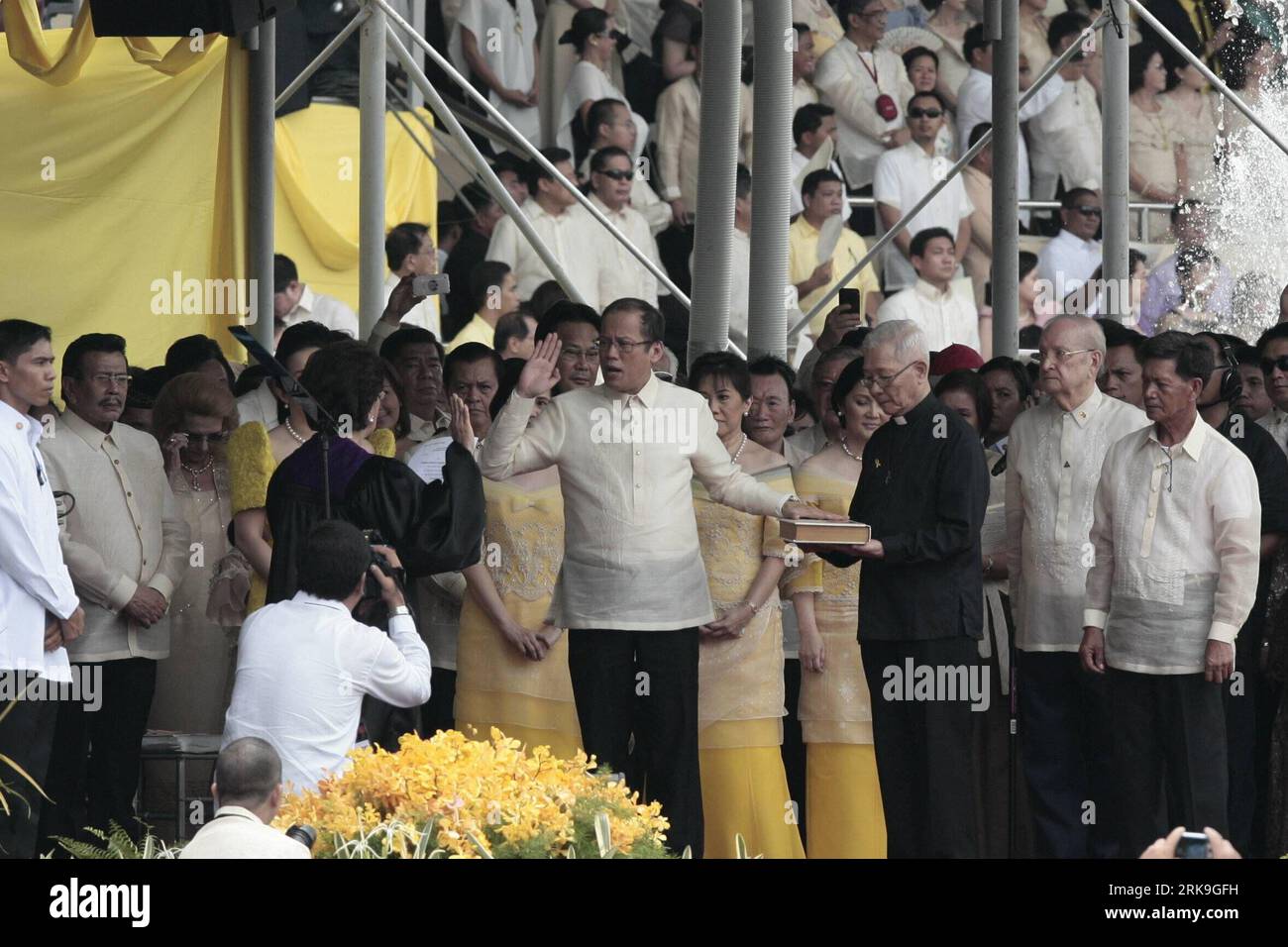 Bildnummer: 54191738  Datum: 30.06.2010  Copyright: imago/Xinhua (100630) -- MANILA, June 30, 2010 (Xinhua) -- Philippines President-elect Benigno Aquino III (C) takes his oath before Supreme Court Associate Justice Conchita Carpio-Morales in Manila, the Philippines, on June 30, 2010. Benigno Aquino III on Wednesday took his oath as Philippine 15th president at the Quirino Grandstand in Manila in front of thousands of Filipinos. (Xinhua/Jon Fabrigar)(axy) (1)PHILIPPINES-MANILA-INAUGURATION PUBLICATIONxNOTxINxCHN People Politik kbdig xsk 2010 quer premiumd xint o0 Amtsübernahme Vereidigung    B Stock Photo