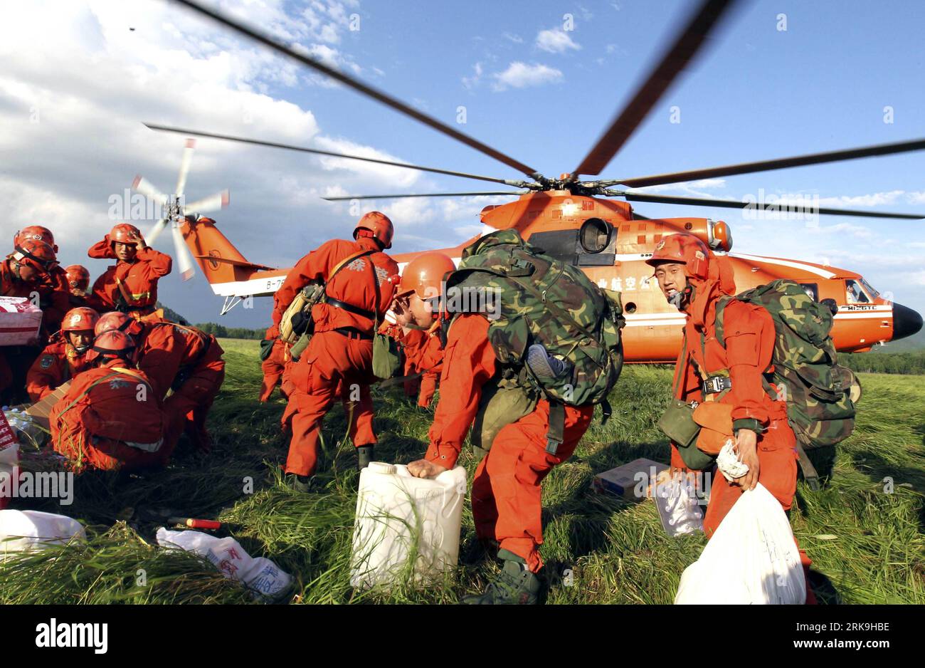 Bildnummer: 54197311  Datum: 01.07.2010  Copyright: imago/Xinhua (100702) -- GREATER HINGGAN, July 2, 2010 (Xinhua) -- A squadron of firefighters take the Russian-made Mi-26TC, the largest and heaviest-lifting helicopter in the world, to rush to their task of extinguishing forest fires, at the Greater Hinggan Mountains, northeast China s Heilongjiang Province, July 1, 2010. China s fire control authorities said Thursday firefighters have launched their final assault on forest fires in mountains in the country s northeast. The fires that started Saturday in the Greater Hinggan Mountains in Inne Stock Photo
